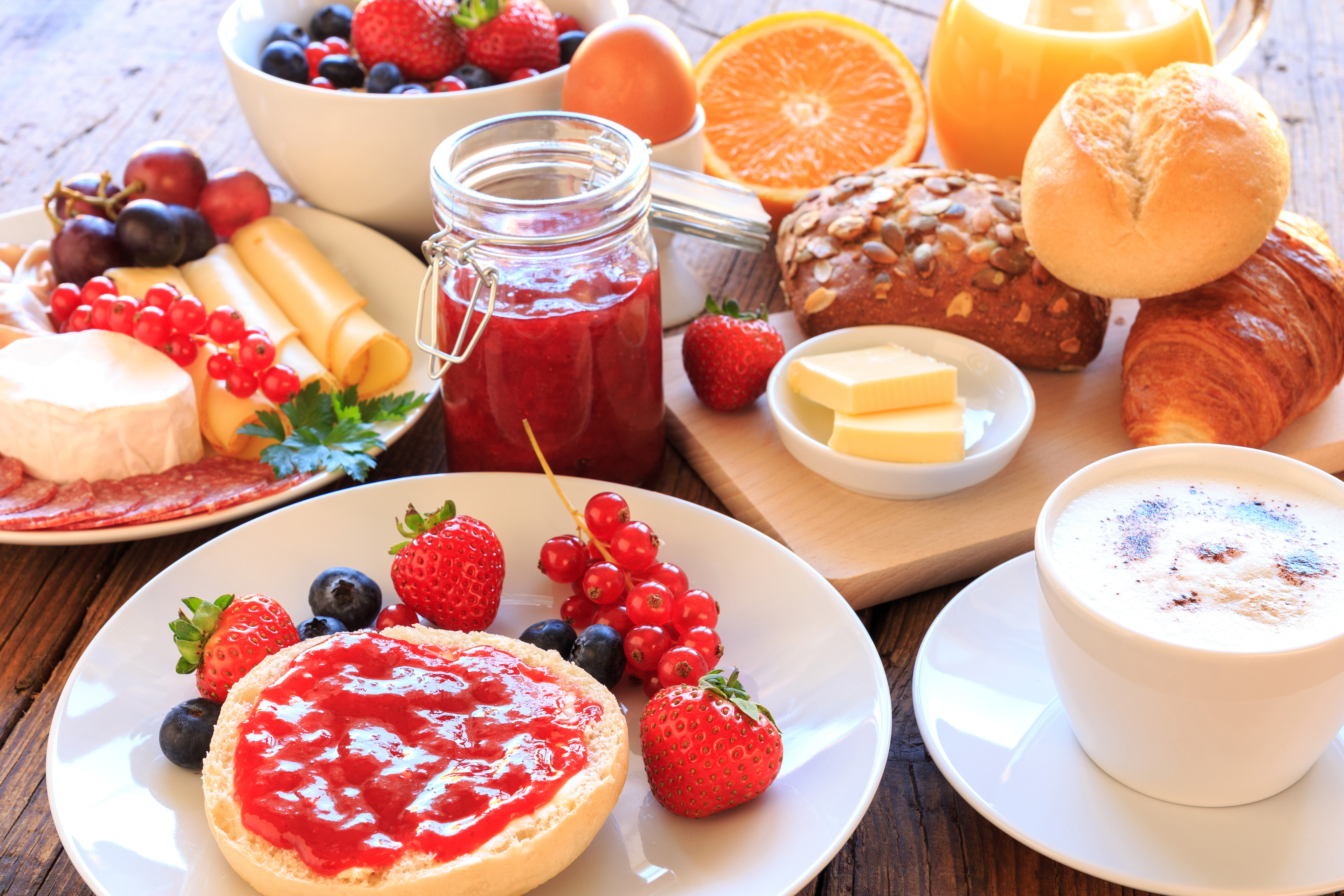 864126 завантажити картинку харчування, сніданок, ягода, сир, кава, фрукти, варення, viennoiserie - шпалери і заставки безкоштовно