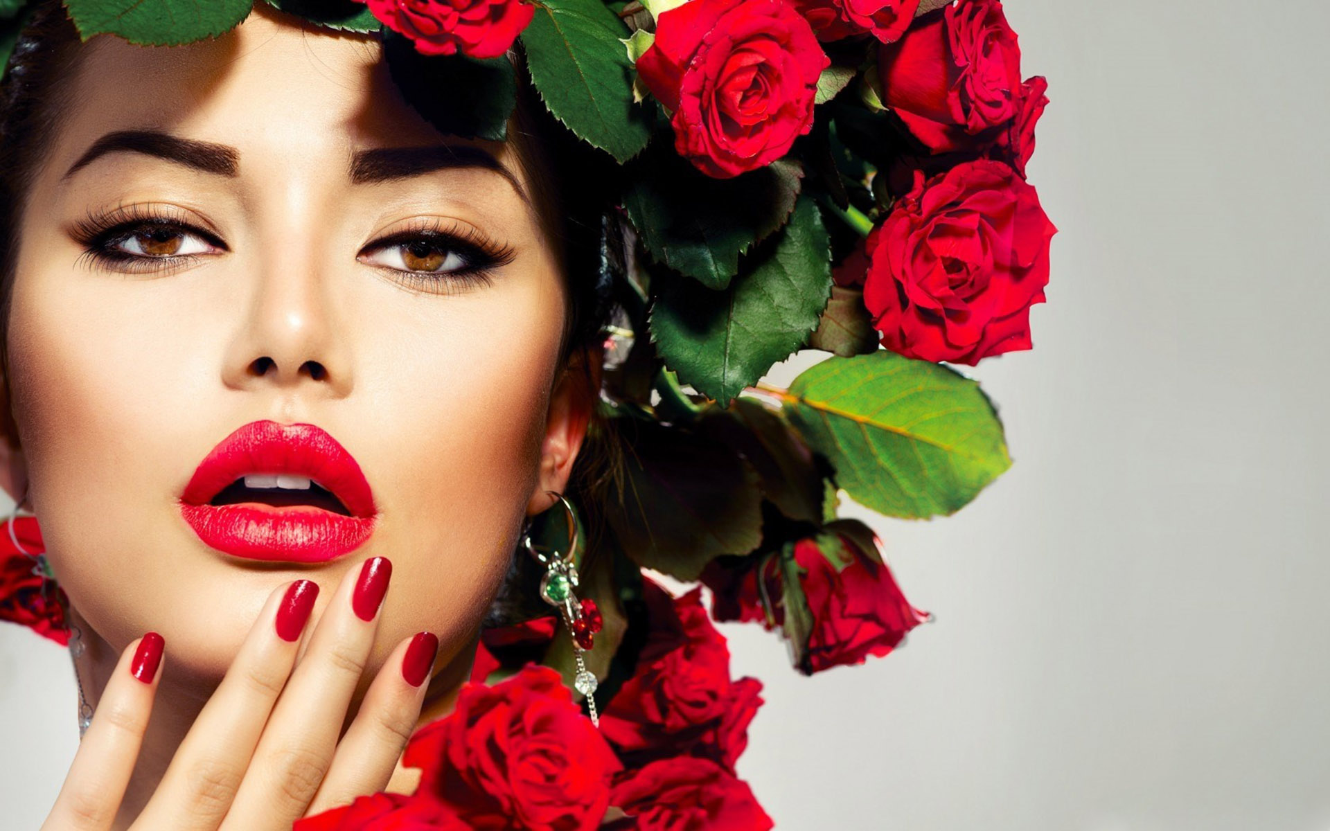 PCデスクトップに薔薇, 花輪, 顔, モデル, 女性, 茶色の目, 赤い花, 口紅画像を無料でダウンロード