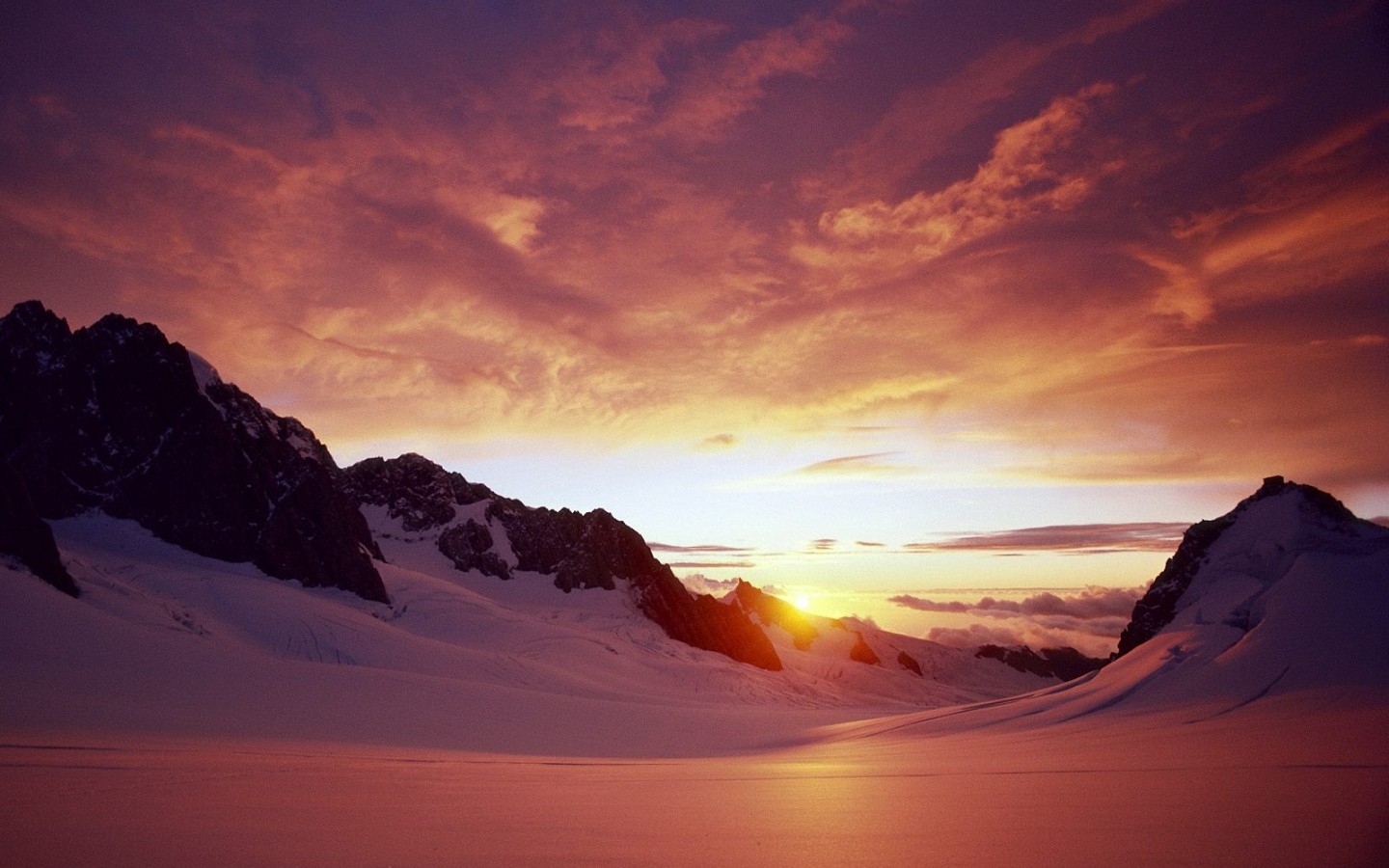 Скачать картинку Восход Солнца, Снег, Горы, Зима, Природа, Гора, Земля/природа в телефон бесплатно.