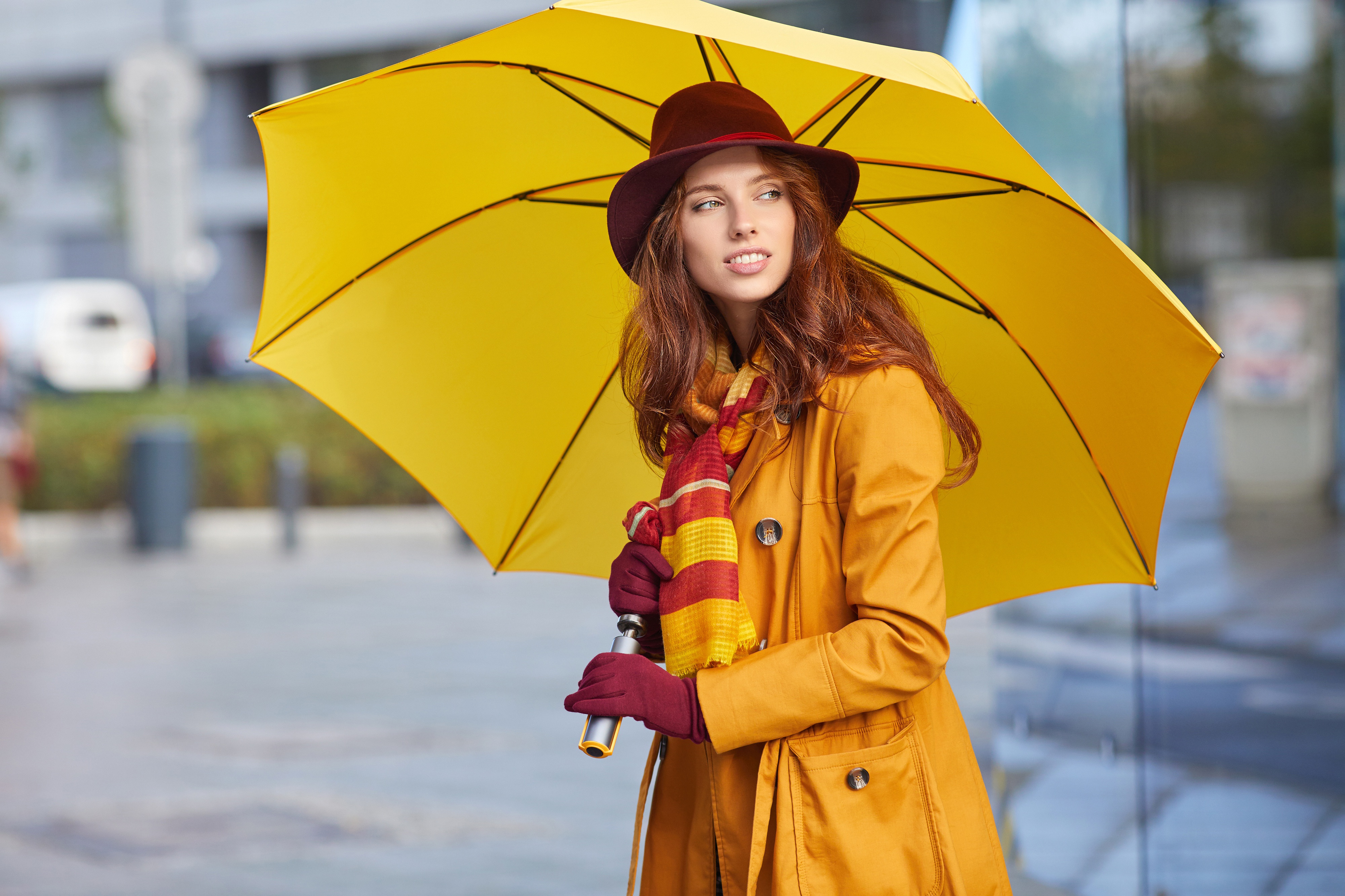 Baixe gratuitamente a imagem Sorriso, Ruiva, Guarda Chuva, Modelo, Cachecol, Mulheres, Profundidade De Campo na área de trabalho do seu PC