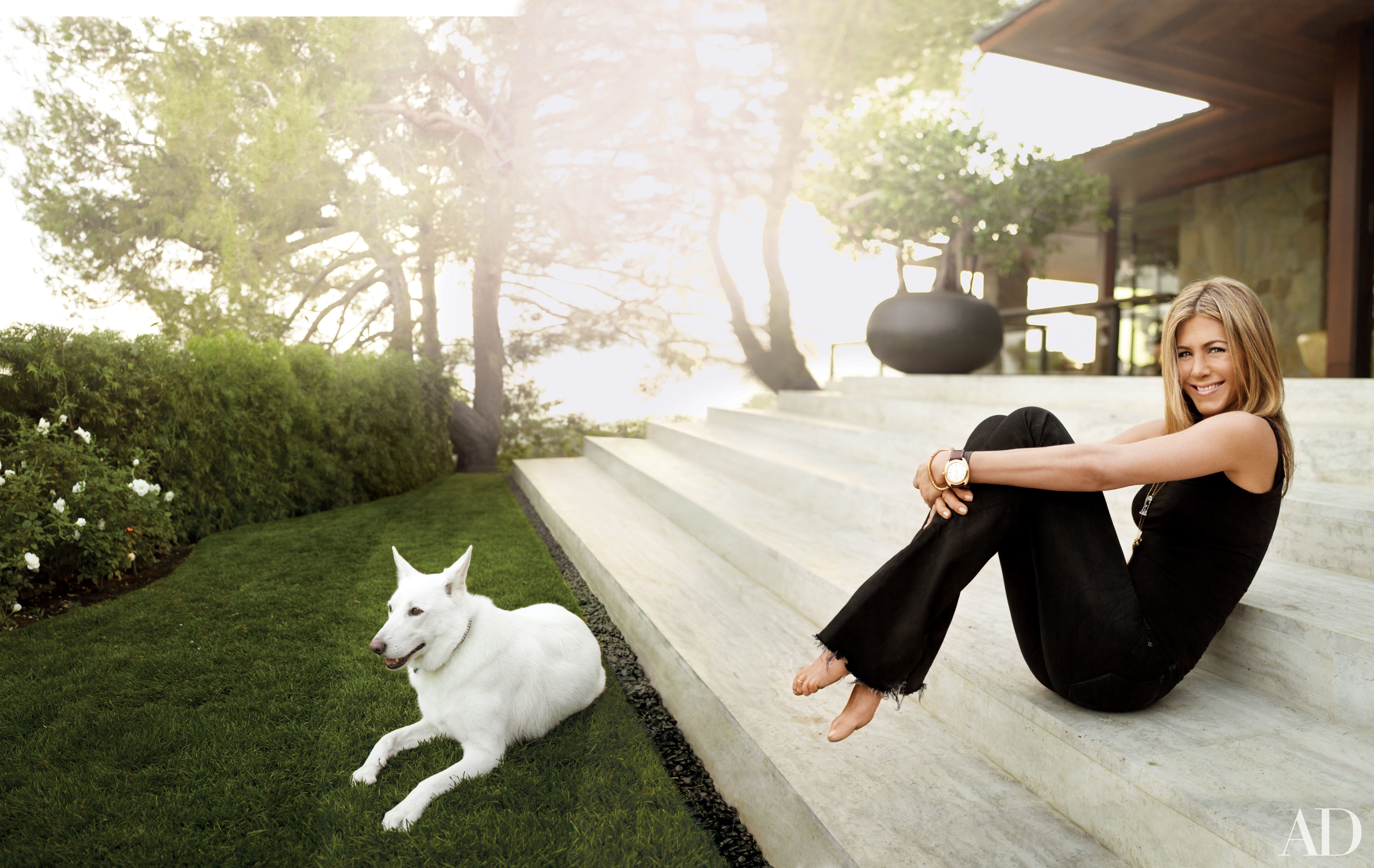 Download mobile wallpaper Dog, Smile, Blonde, American, Celebrity, Actress, Jennifer Aniston for free.