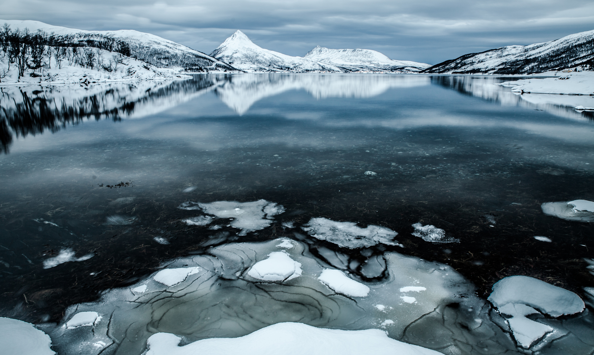 無料モバイル壁紙風景, 冬, 自然, 氷, 雪, 湖, 山, 反射, 地球をダウンロードします。