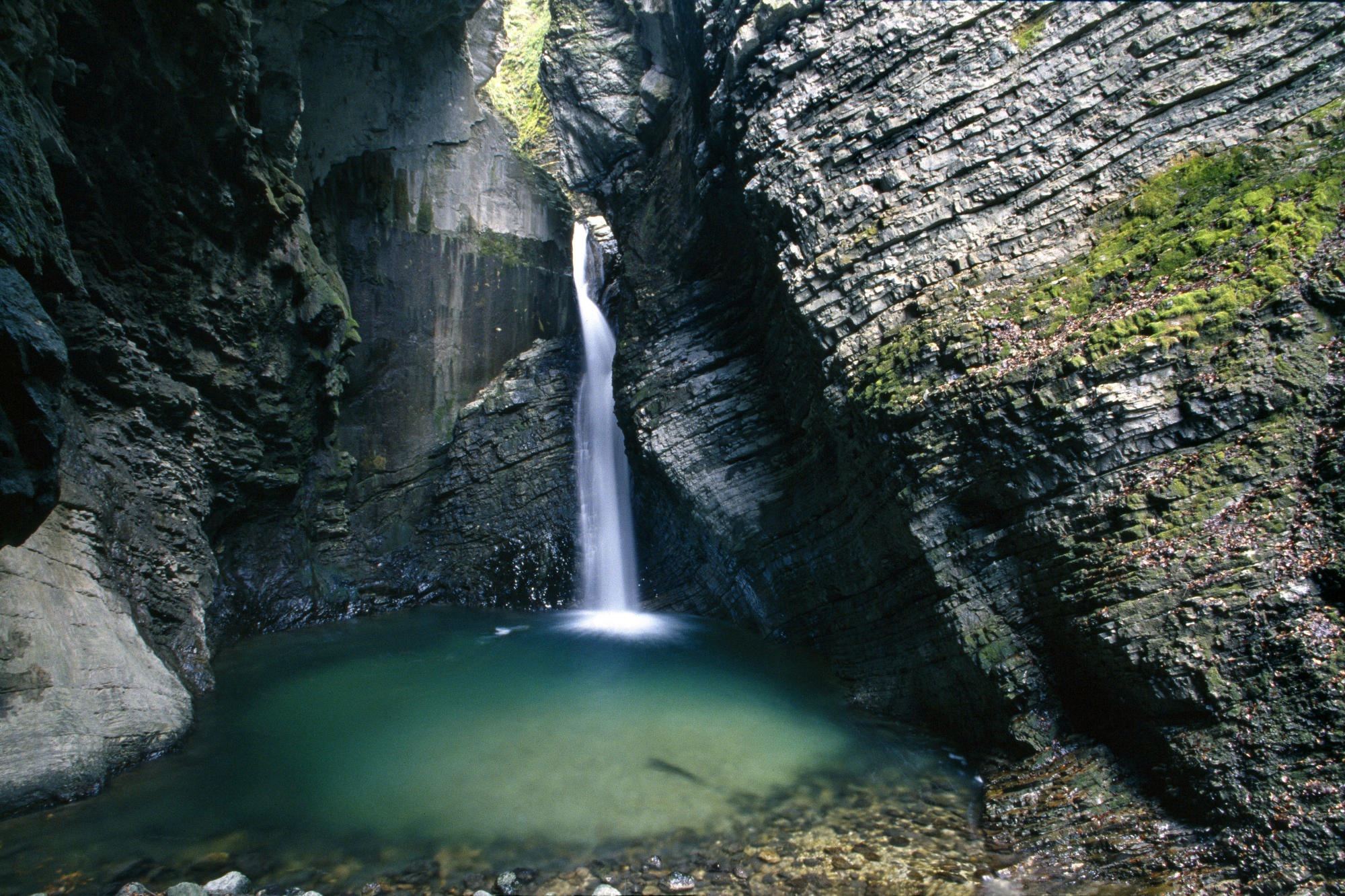 Handy-Wallpaper Wasserfall, Wasserfälle, Erde/natur kostenlos herunterladen.
