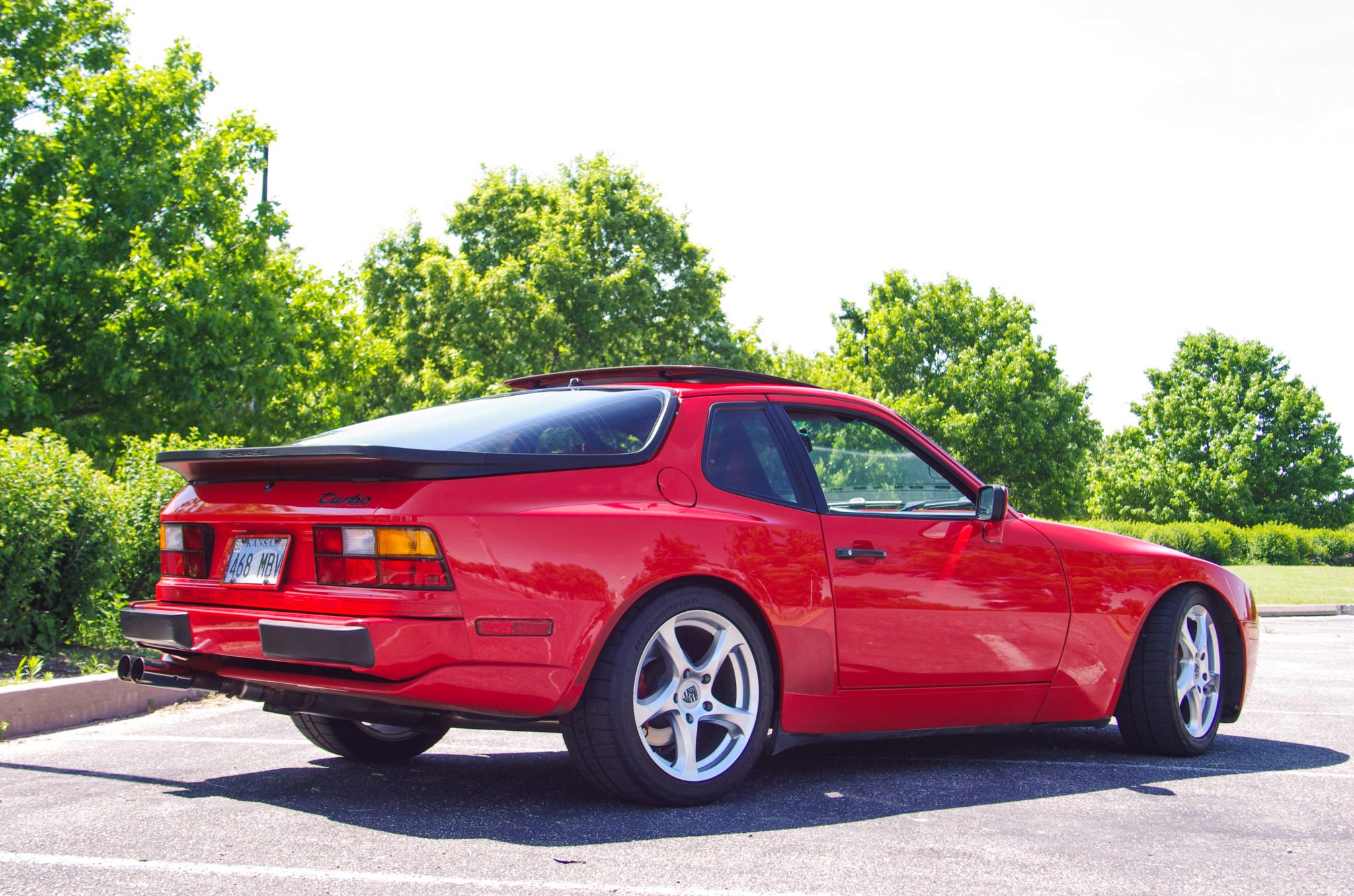 Завантажити шпалери Porsche 944 Turbo на телефон безкоштовно