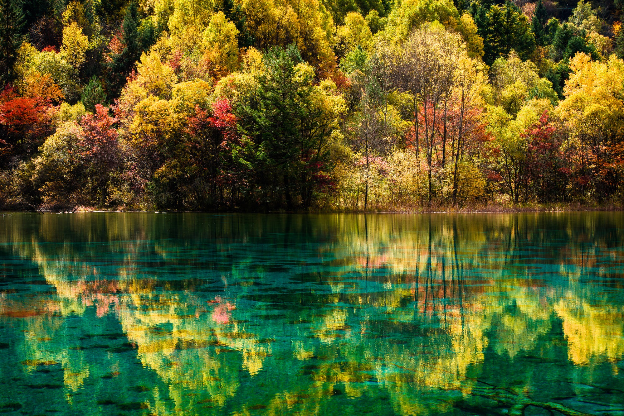 Скачать картинку Природа, Осень, Озеро, Отражение, Земля/природа, Кита́й в телефон бесплатно.