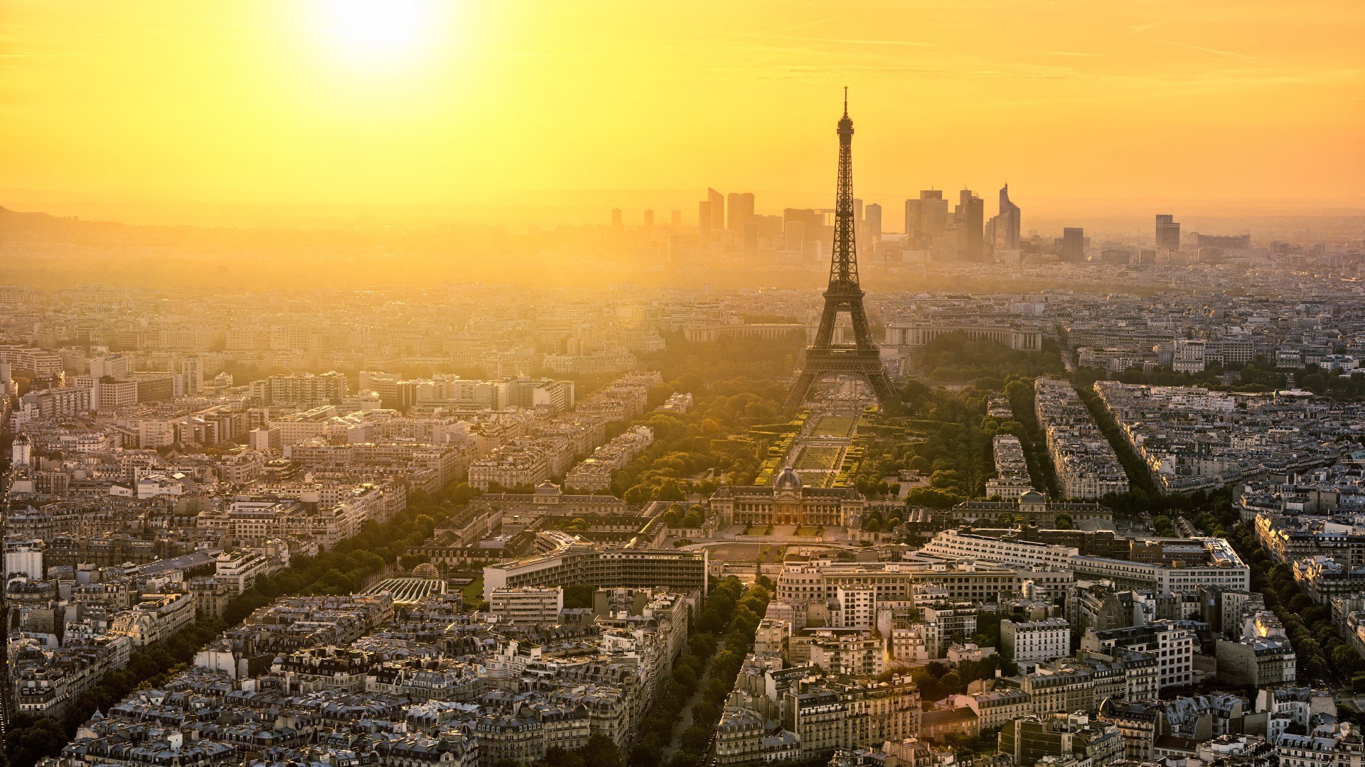 Handy-Wallpaper Paris, Eiffelturm, Gebäude, Horizont, Nebel, Sonnenaufgang, Frankreich, Monumente, Menschengemacht, Großstadt, Luftbildfotografie kostenlos herunterladen.