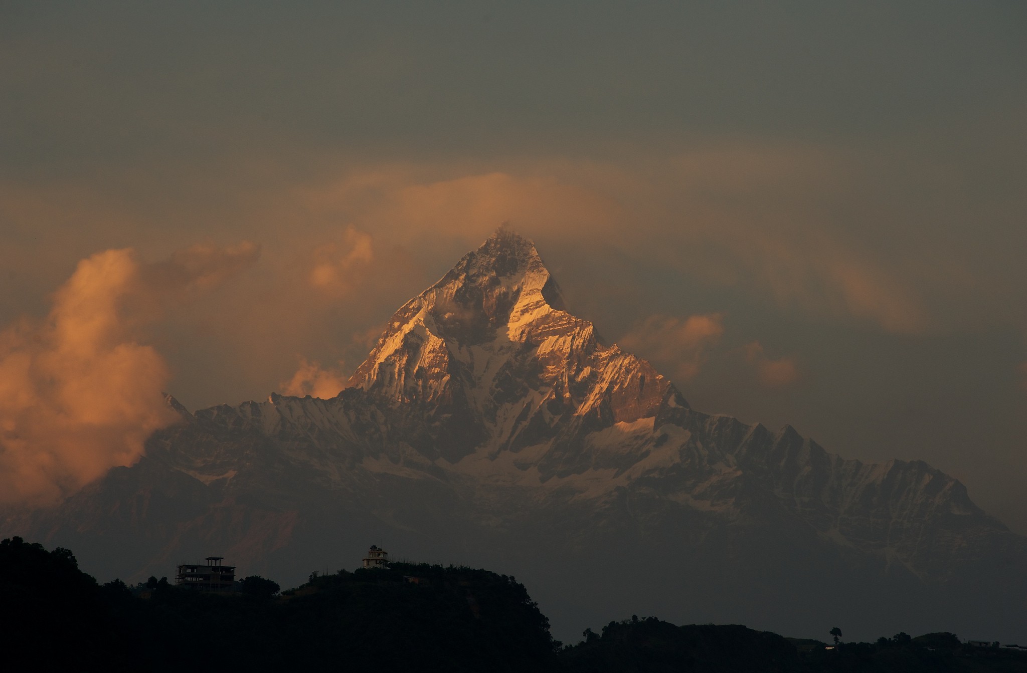 344054 скачать обои гималаи, непал, земля/природа, гора, облака, хребет, саммит, горы - заставки и картинки бесплатно