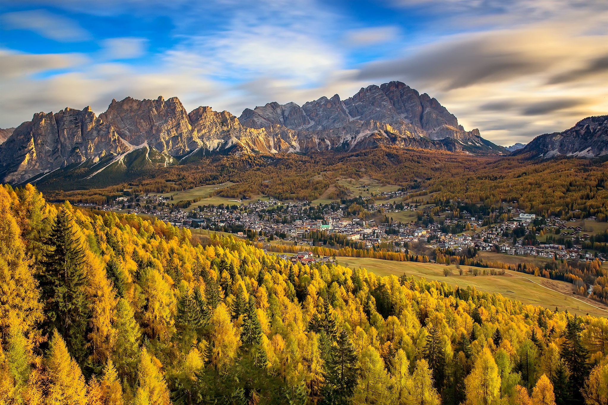 Handy-Wallpaper Landschaft, Herbst, Italien, Gebirge, Tal, Fotografie, Dolomiten kostenlos herunterladen.