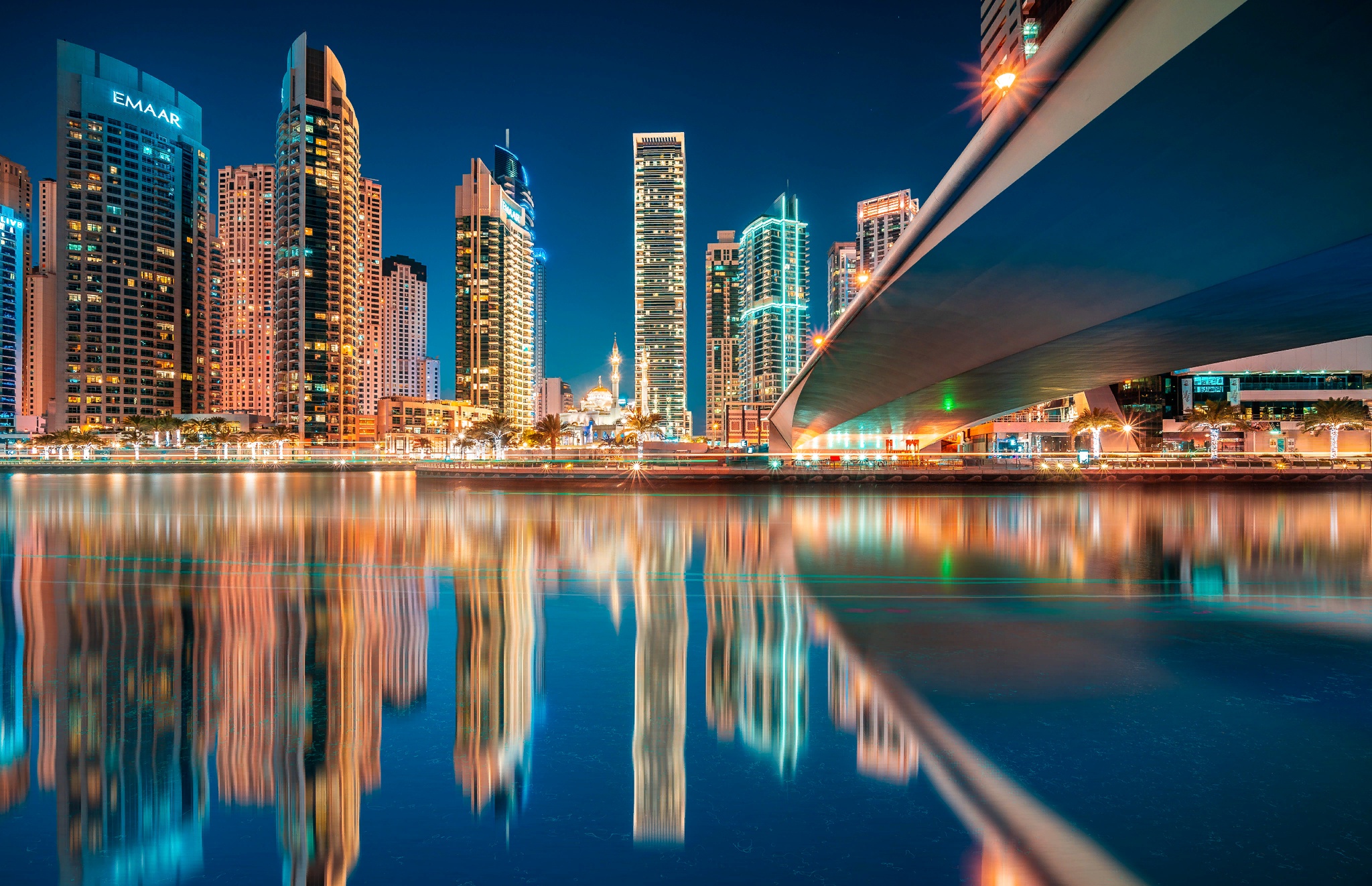 Laden Sie das Städte, Wasser, Wolkenkratzer, Gebäude, Dubai, Vereinigte Arabische Emirate, Nacht, Menschengemacht, Großstadt, Spiegelung-Bild kostenlos auf Ihren PC-Desktop herunter