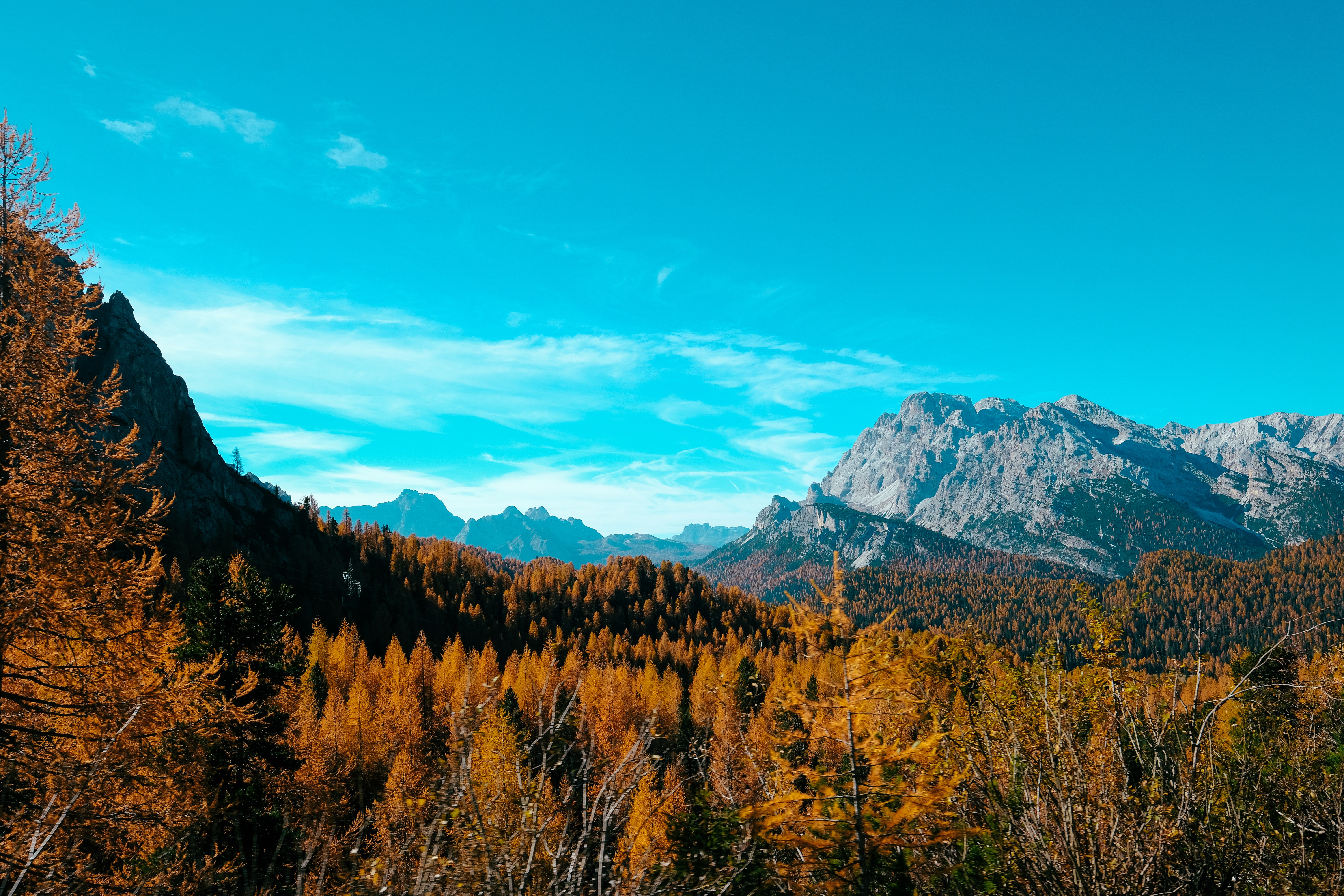 Handy-Wallpaper Mountains, Natur, Bäume, Sky, Landschaft, Herbst kostenlos herunterladen.
