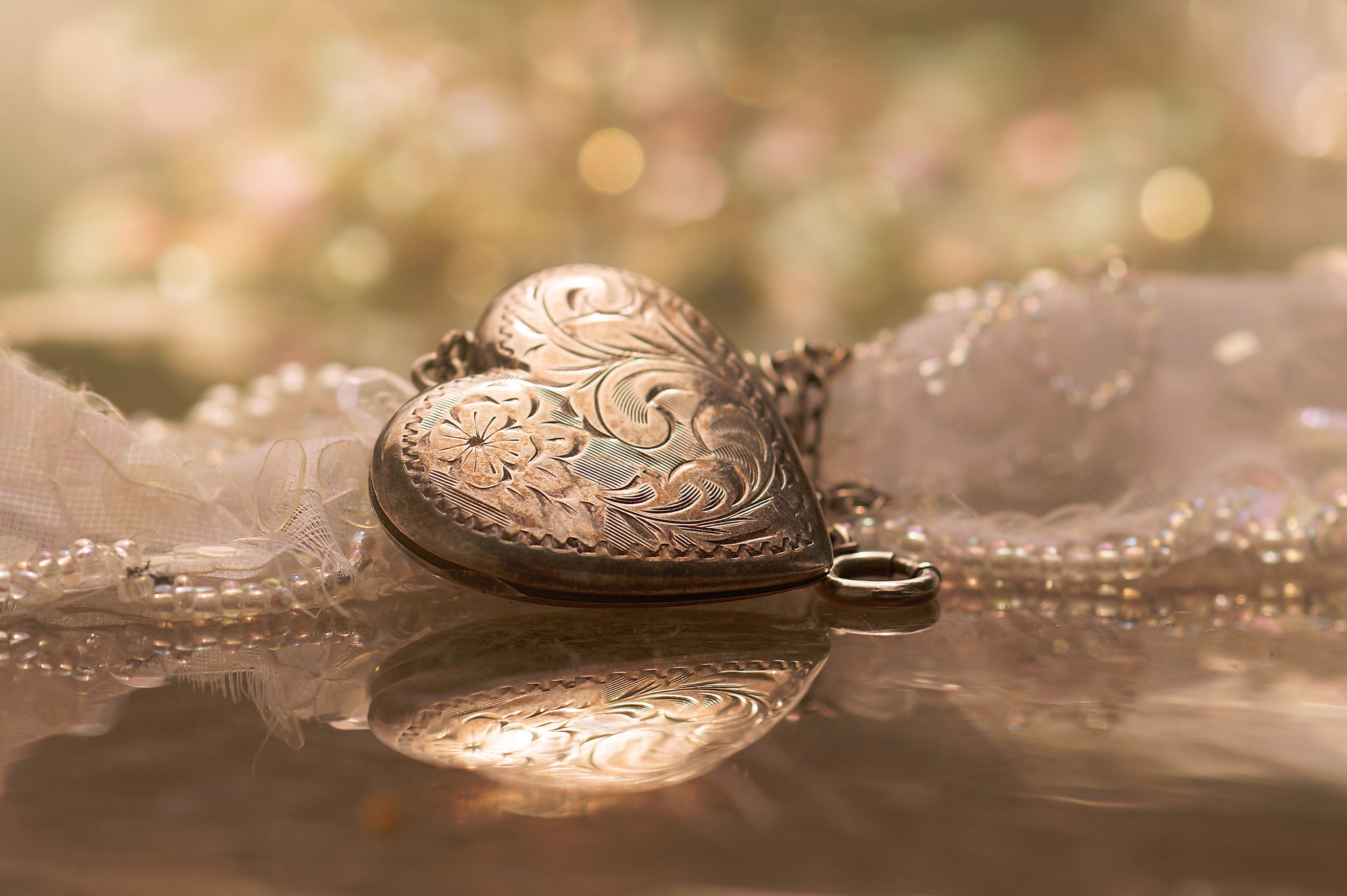 Download mobile wallpaper Jewelry, Reflection, Bokeh, Man Made, Heart Shaped for free.