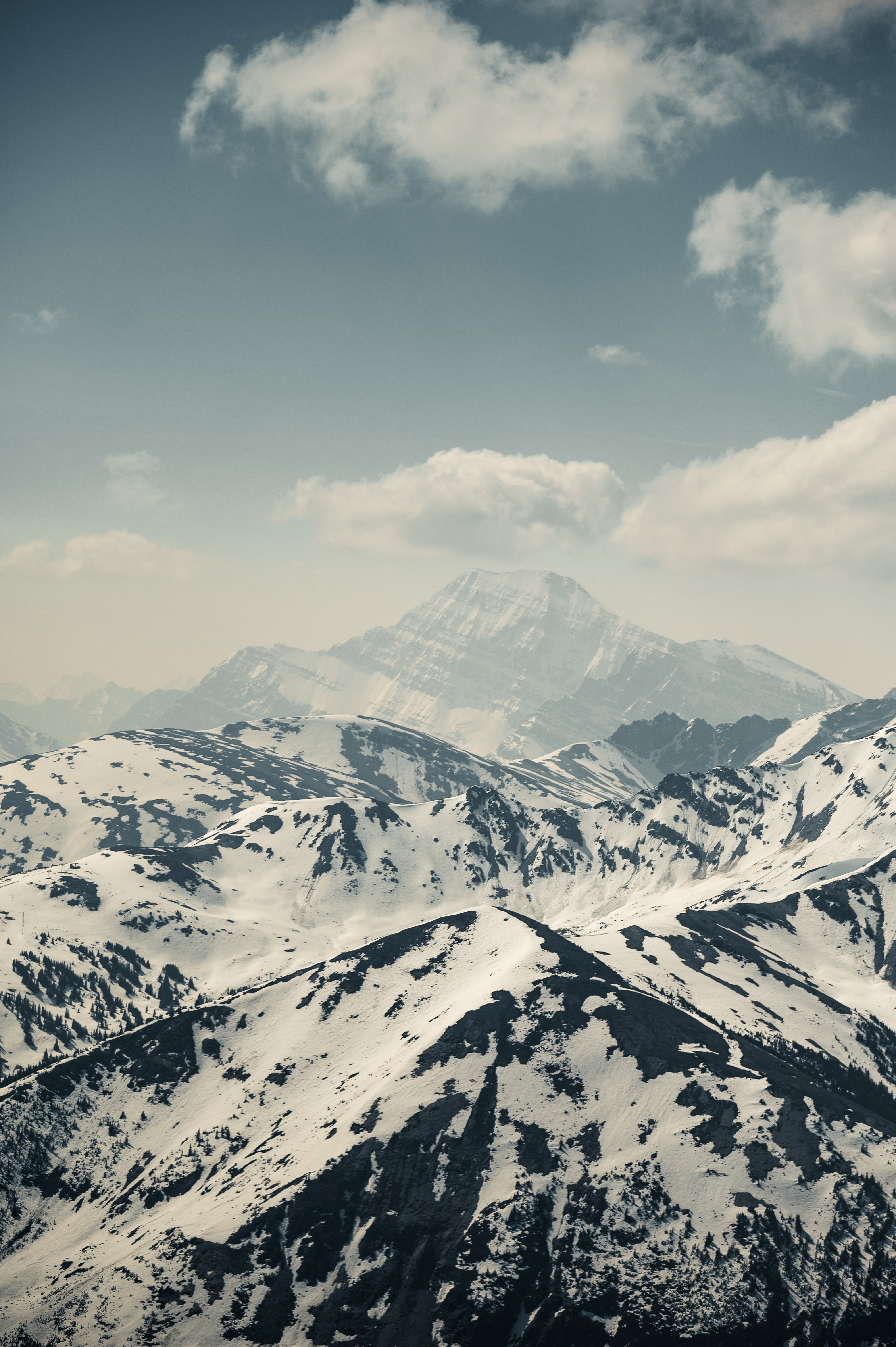 Handy-Wallpaper Mountains, Schnee, Nebel, Scheitelpunkt, Natur, Clouds, Oberteile, Landschaft kostenlos herunterladen.