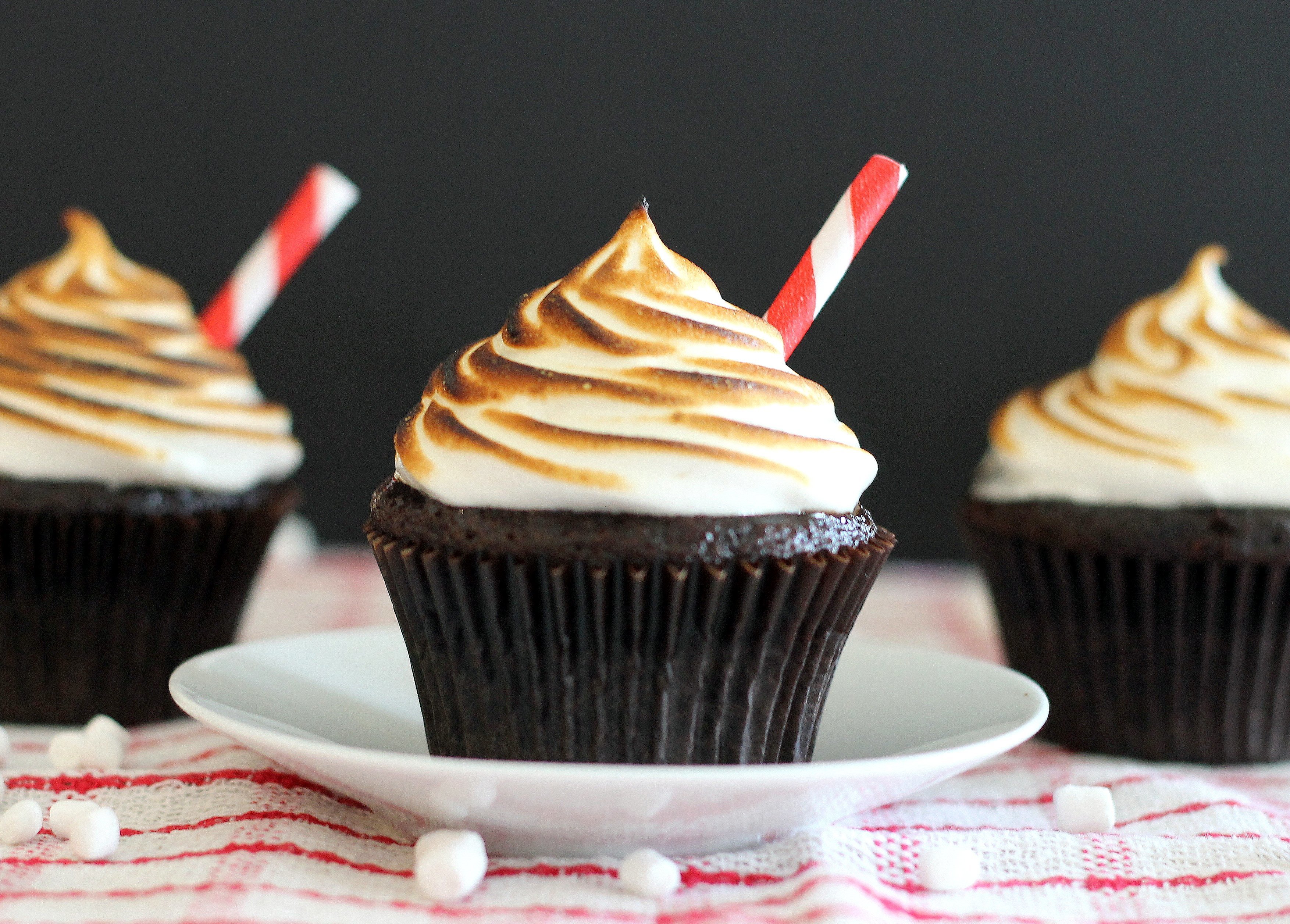 Download mobile wallpaper Food, Dessert, Cream, Cupcake for free.