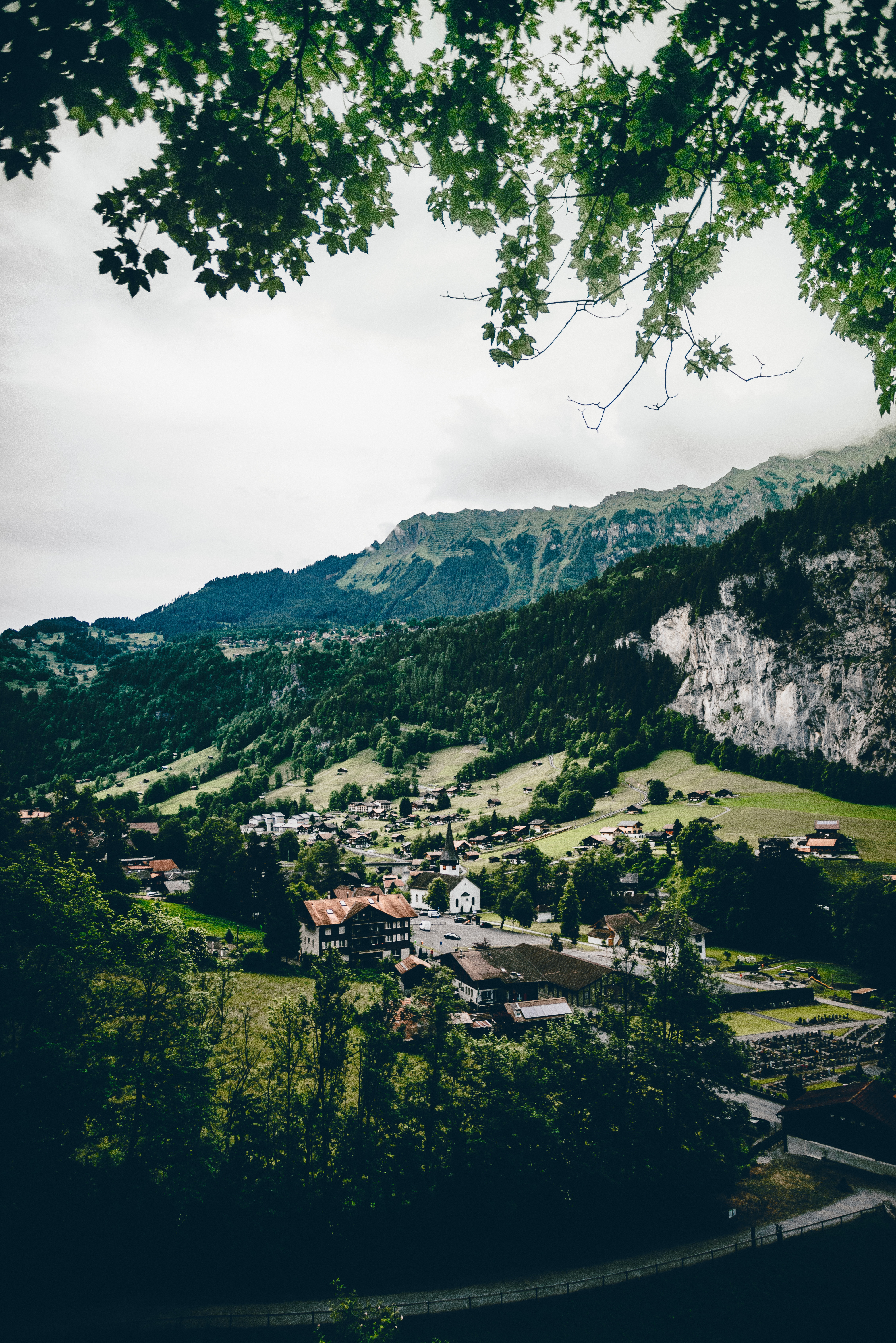 85864 скачать обои швейцария, лаутербруннен, города, горы, вид сверху, деревня - заставки и картинки бесплатно