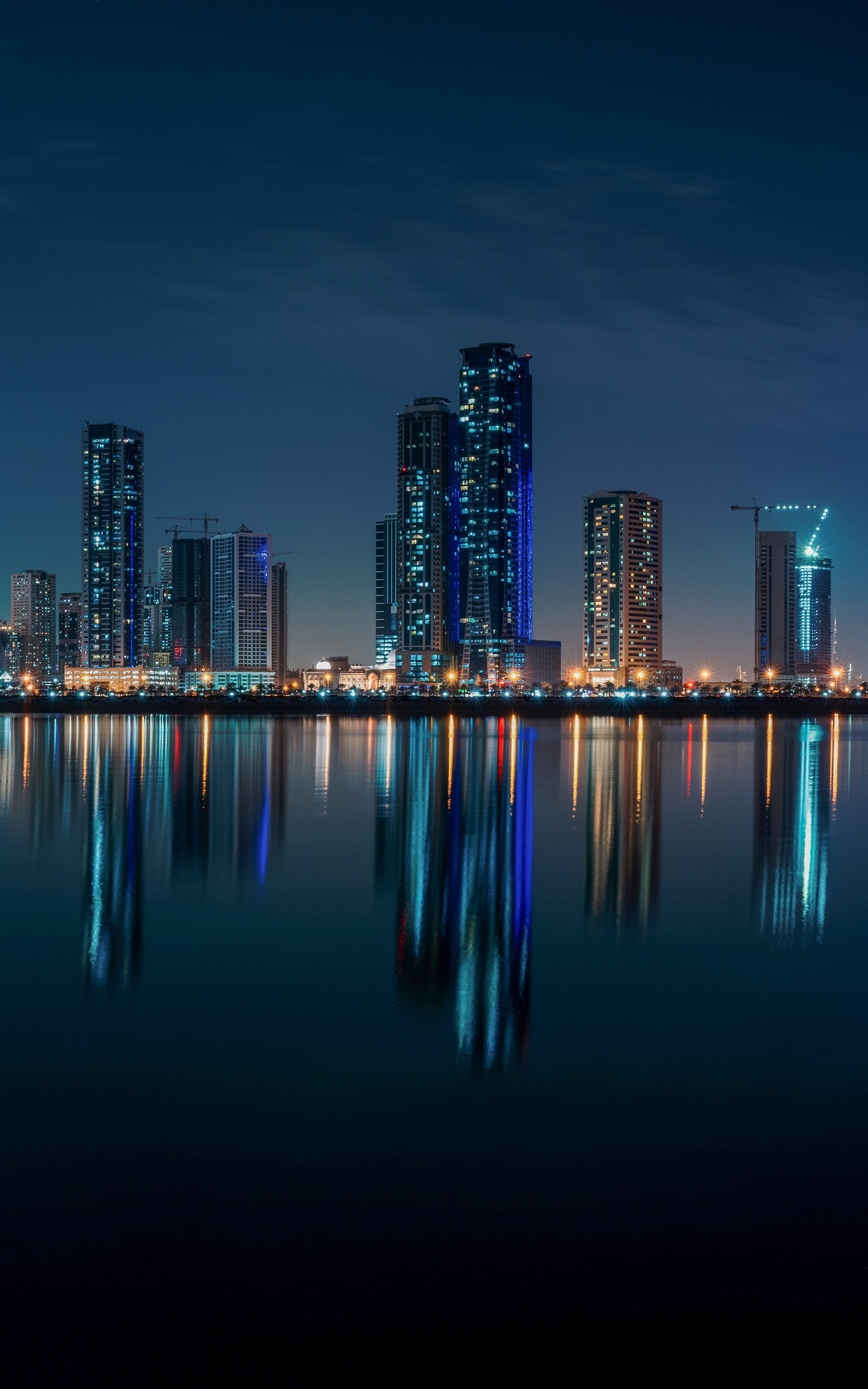 Baixe gratuitamente a imagem Cidades, Água, Noite, Cidade, Arranha Céu, Prédio, Reflexão, Construção, Emirados Árabes Unidos, Feito Pelo Homem, Reflecção, Sharjah na área de trabalho do seu PC