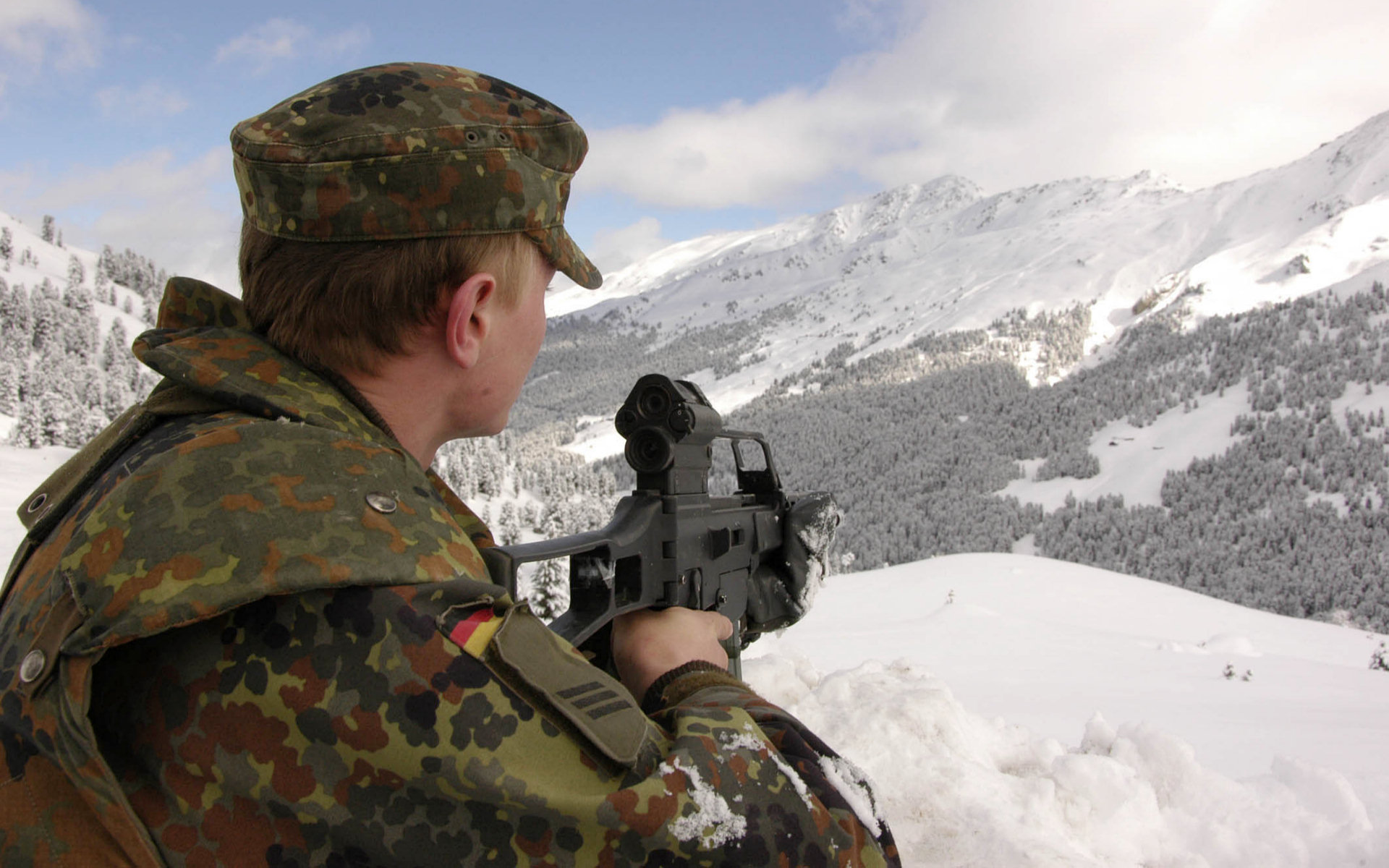 Descarga gratuita de fondo de pantalla para móvil de Arma, Militar, Soldado, Pistola.