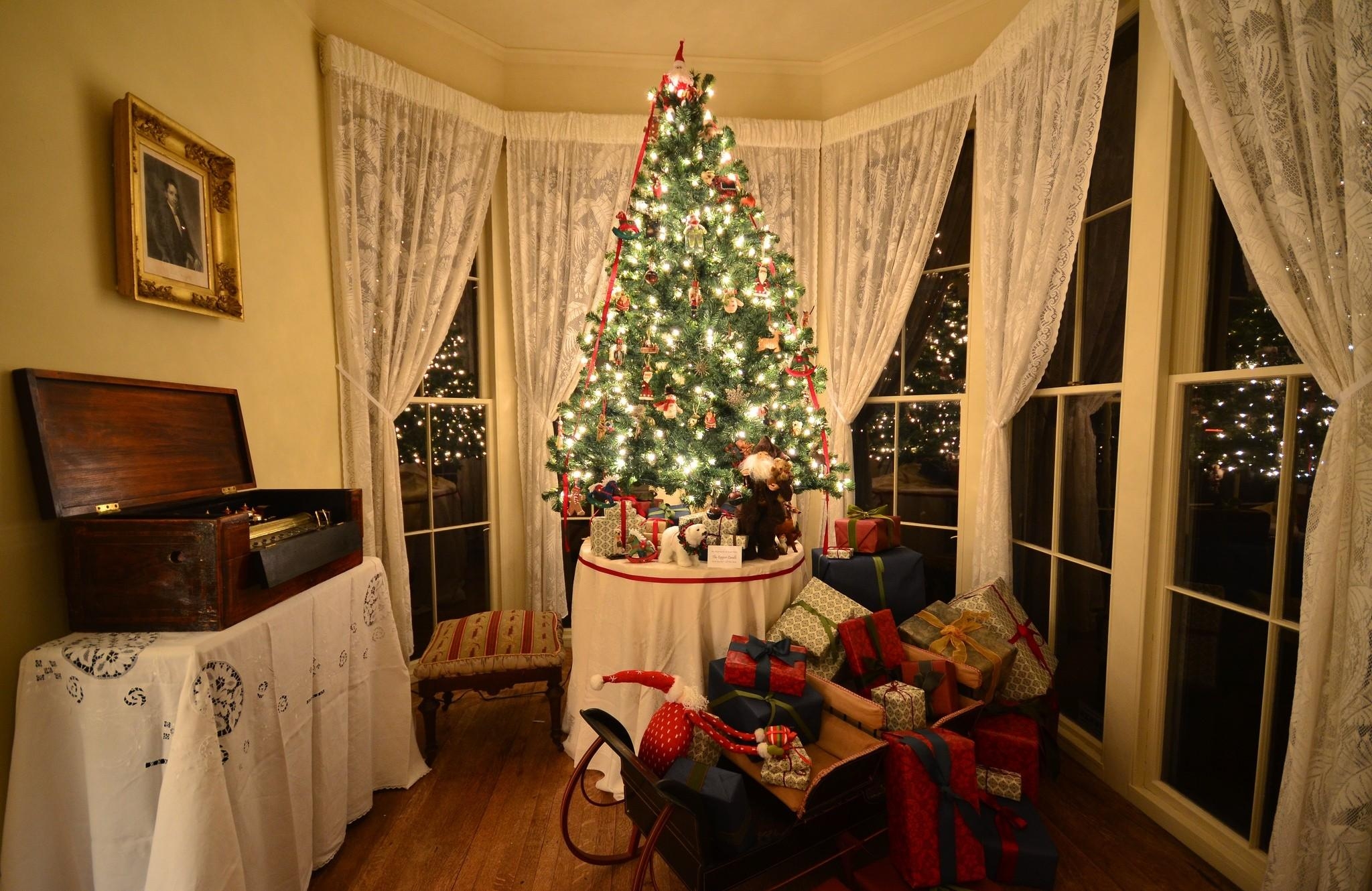 147045壁紙のダウンロードクリスマスツリー, 祝日, 部屋, プレゼント, ルーム, そり, 橇, ギフト-スクリーンセーバーと写真を無料で