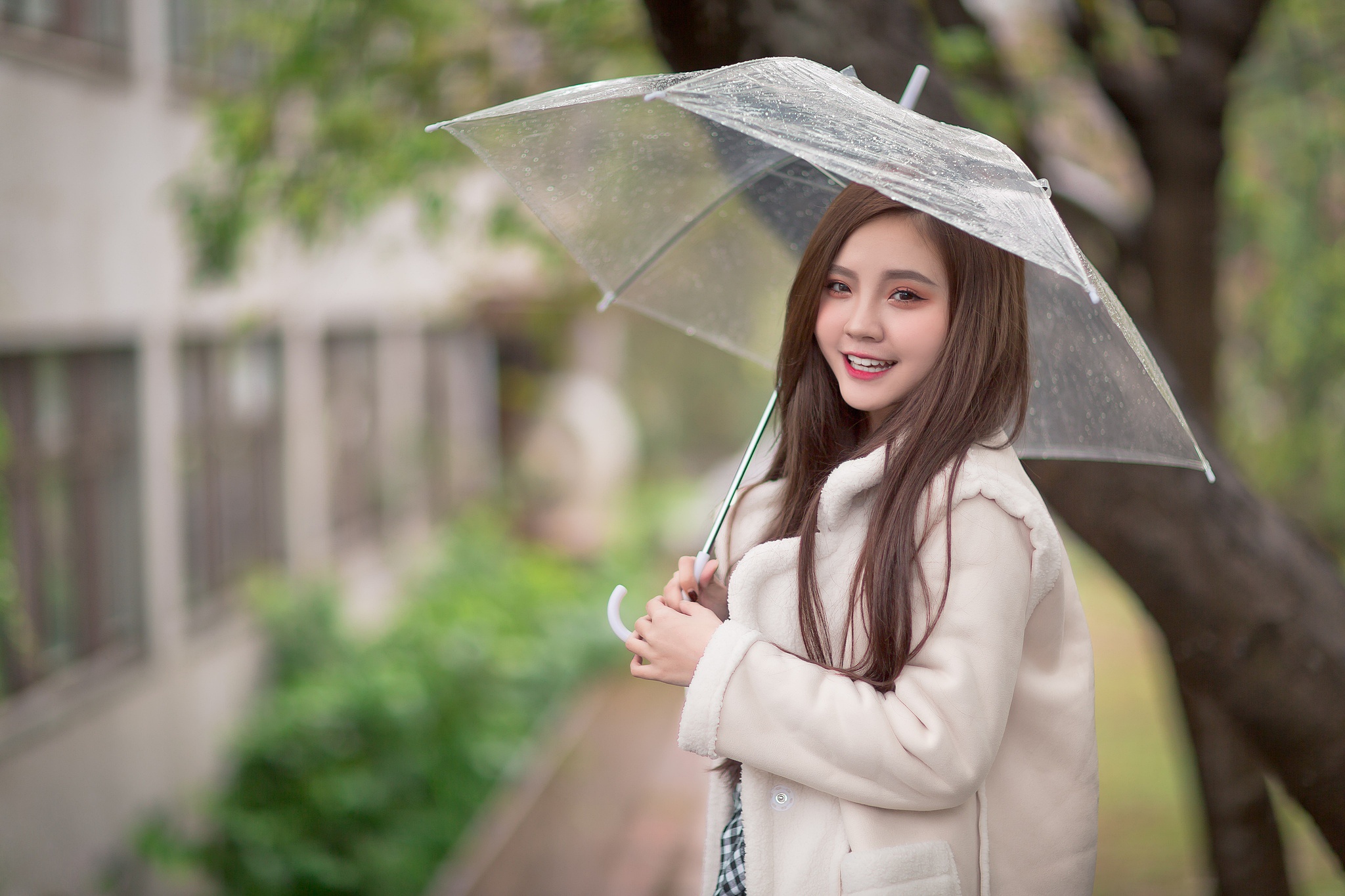 Handy-Wallpaper Lächeln, Regenschirm, Brünette, Modell, Frauen, Asiatinnen, Tiefenschärfe kostenlos herunterladen.