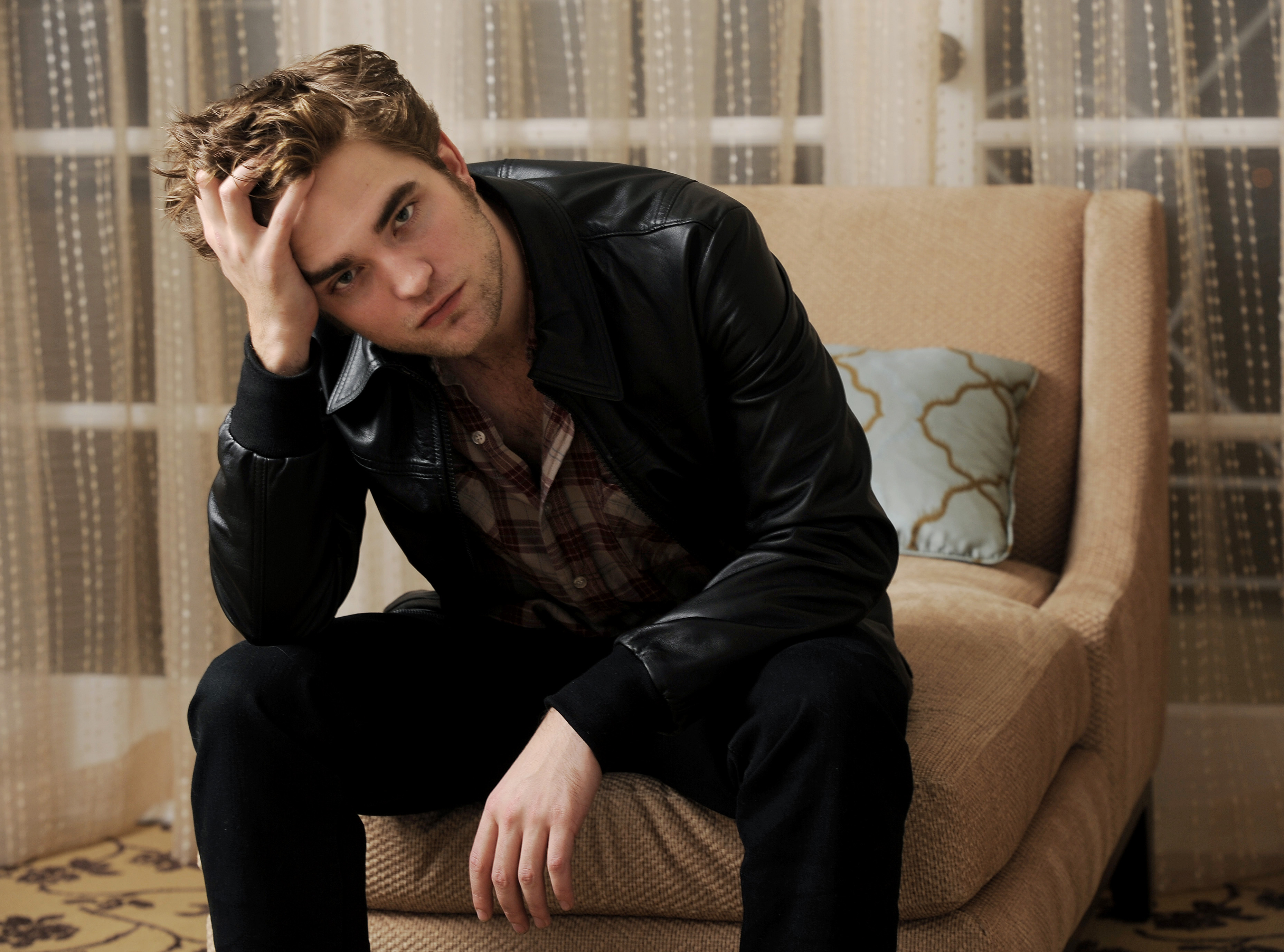 Download mobile wallpaper Robert Pattinson, Celebrity for free.
