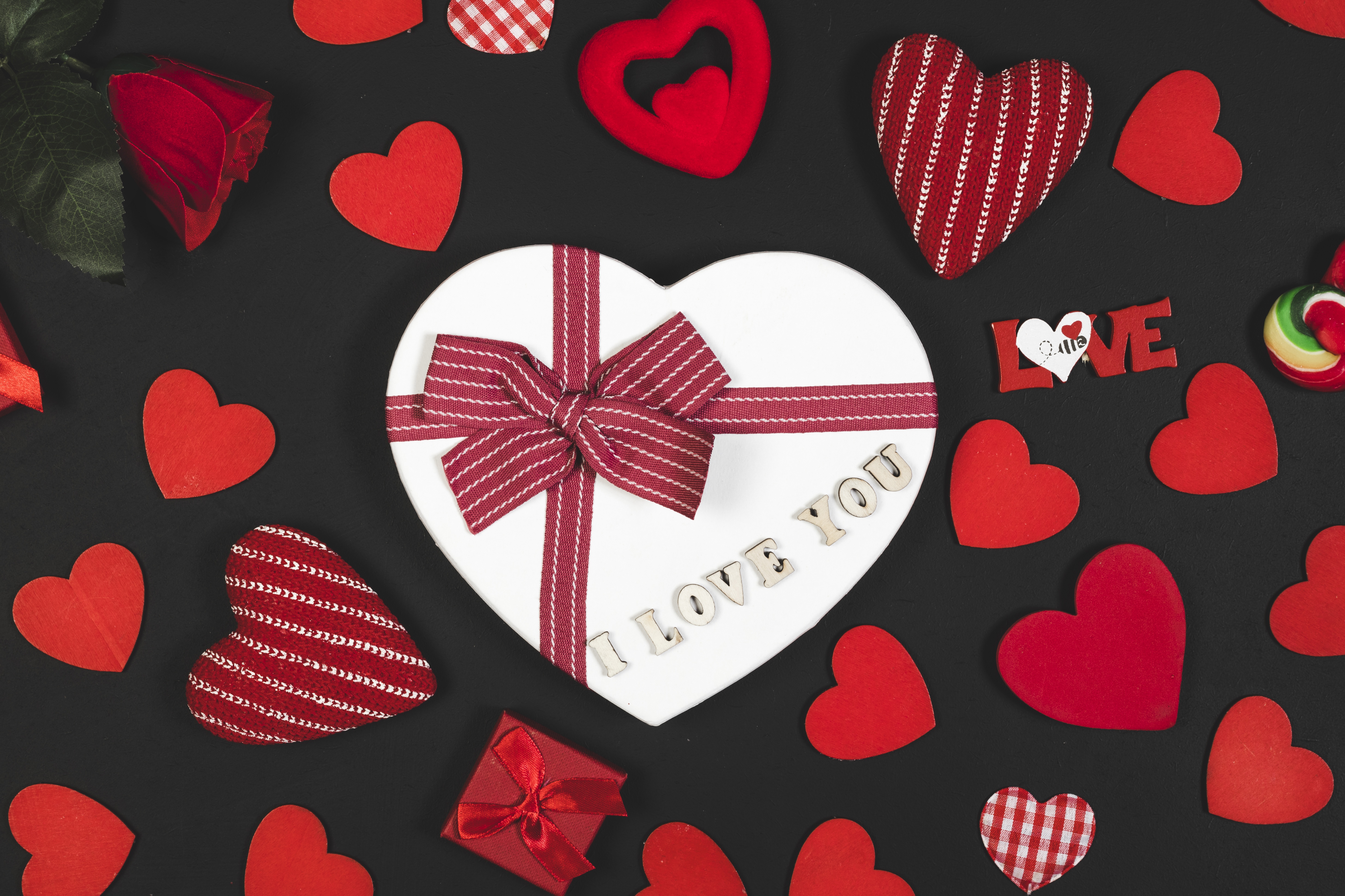 Скачать картинку Любовь, Сердце, Подарки, День Святого Валентина, Праздничные, Романтический, В Форме Сердца в телефон бесплатно.