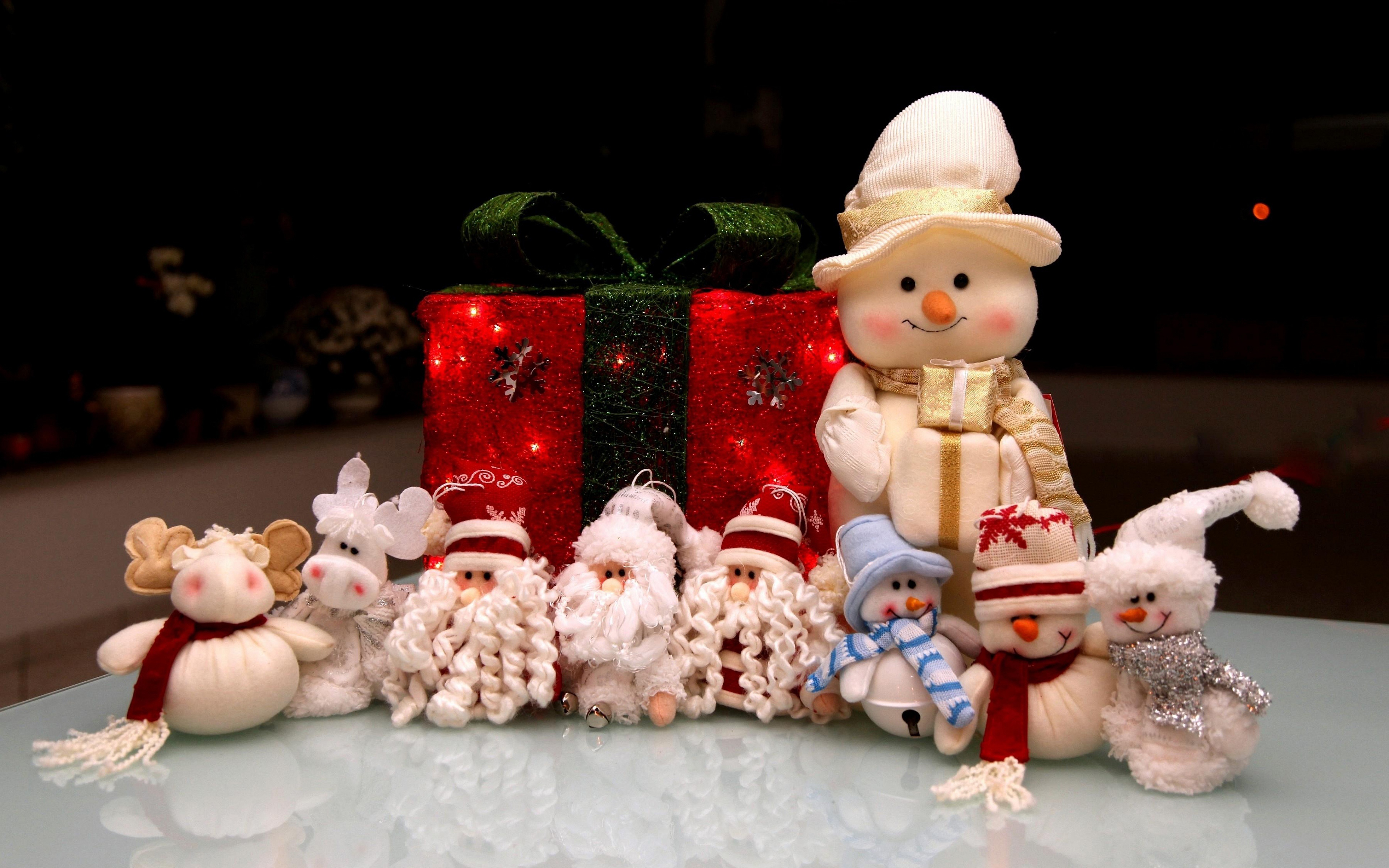 Handy-Wallpaper Feiertage, Weihnachtsmann, Spielzeug, Weihnachten, Schneemann, Geschenk, Kasten kostenlos herunterladen.