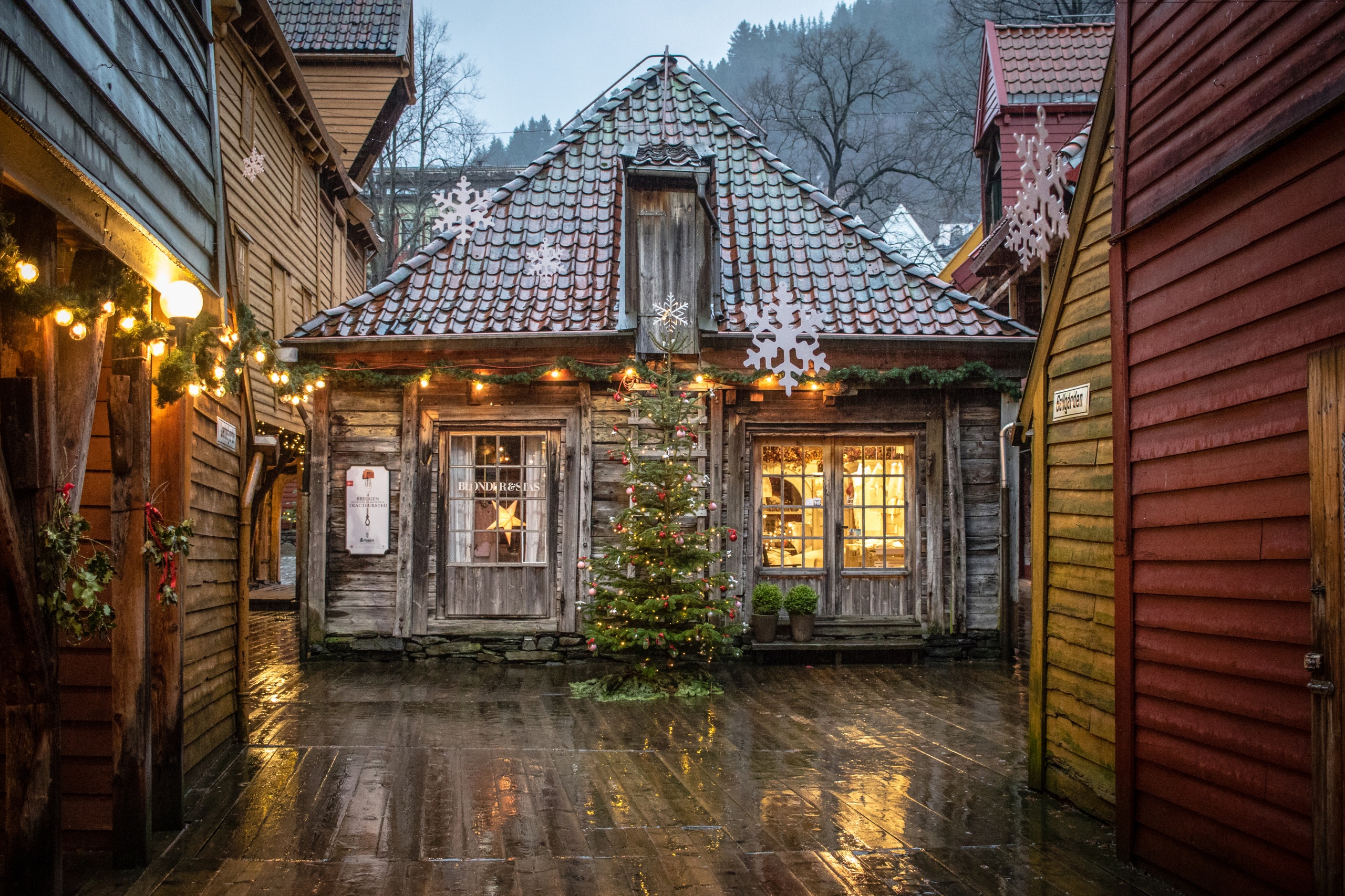 964514 Hintergrundbild herunterladen feiertage, weihnachten, weihnachtsschmuck, weihnachtsbaum, norwegen, hölzern - Bildschirmschoner und Bilder kostenlos