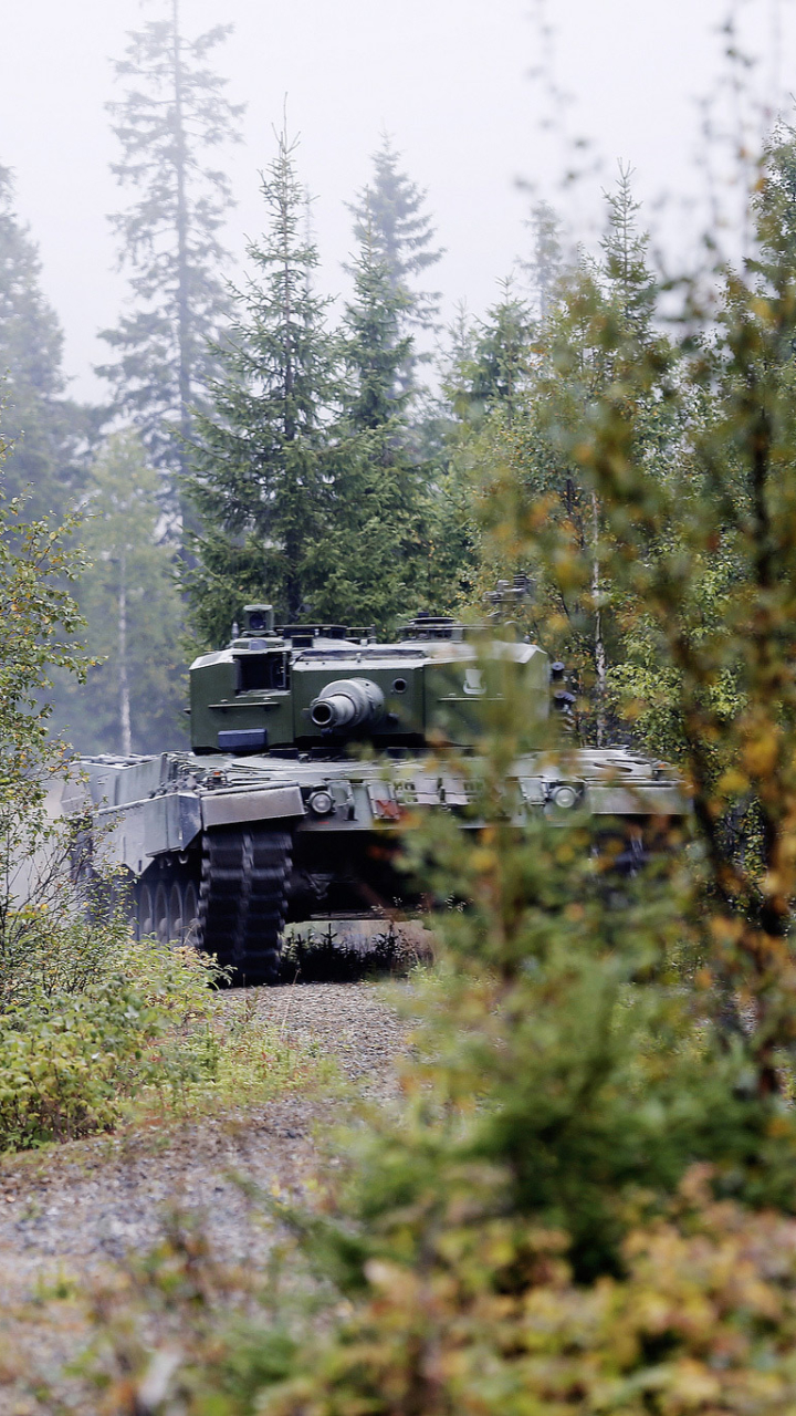 Download mobile wallpaper Tanks, Military, Leopard 2 for free.