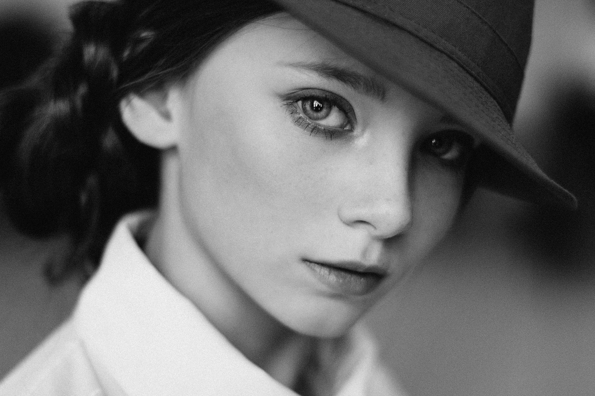 Free download wallpaper Face, Hat, Model, Women, Black & White on your PC desktop