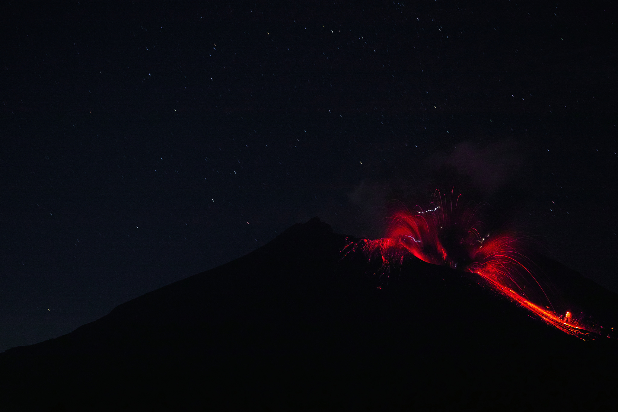 Descarga gratis la imagen Noche, Volcán, Lava, Volcanes, Tierra/naturaleza en el escritorio de tu PC