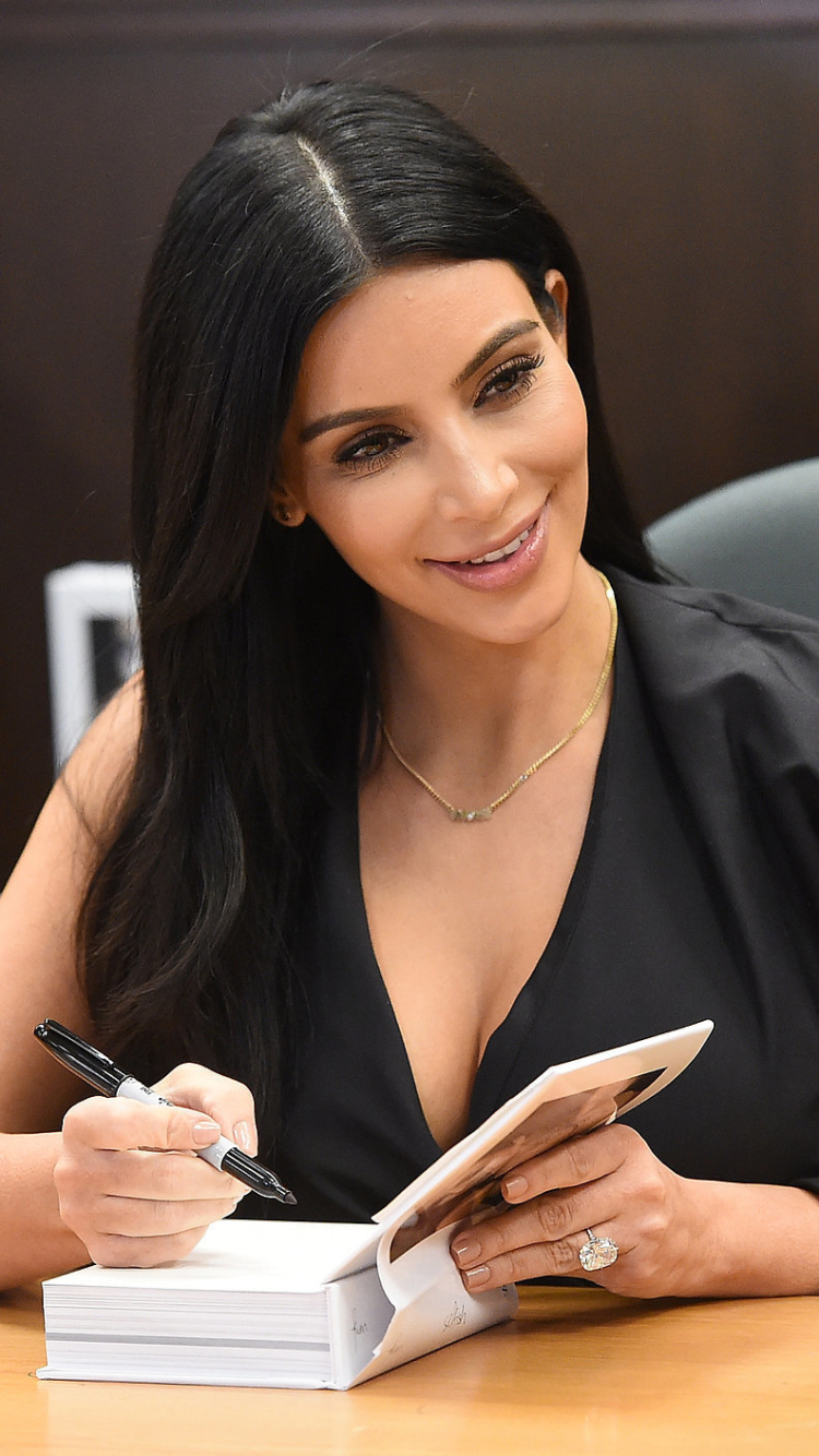 Download mobile wallpaper American, Celebrity, Kim Kardashian for free.