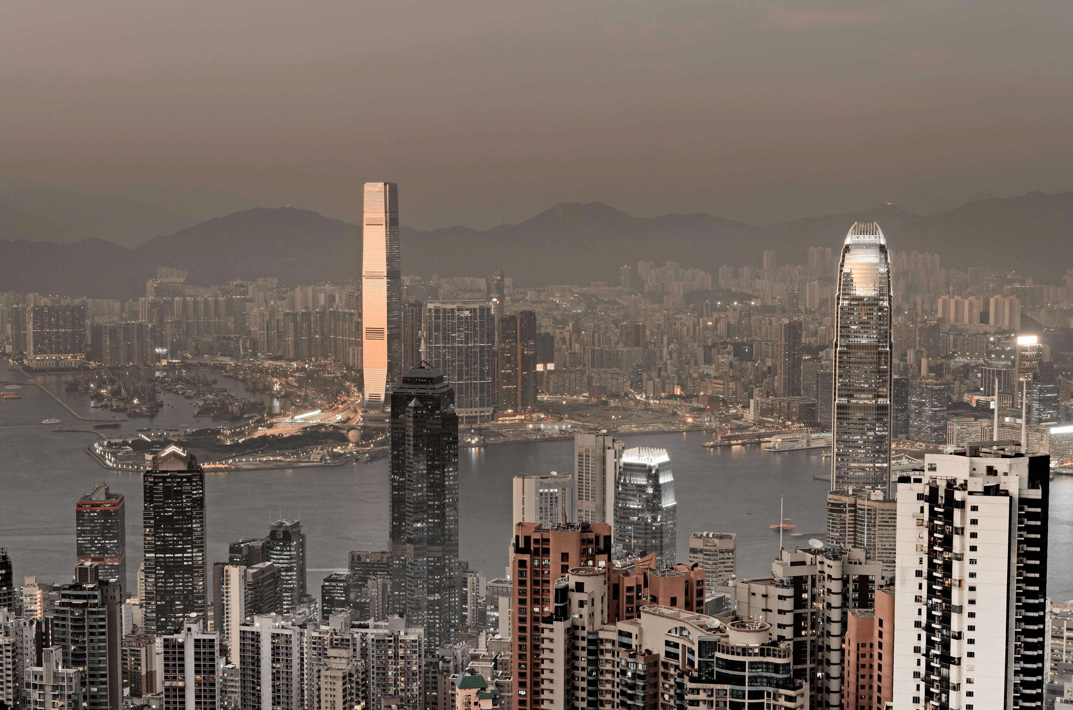 Скачать картинку Города, Город, Здание, Городской Пейзаж, Гонконг, Небоскрёб, Сделано Человеком, Кита́й в телефон бесплатно.