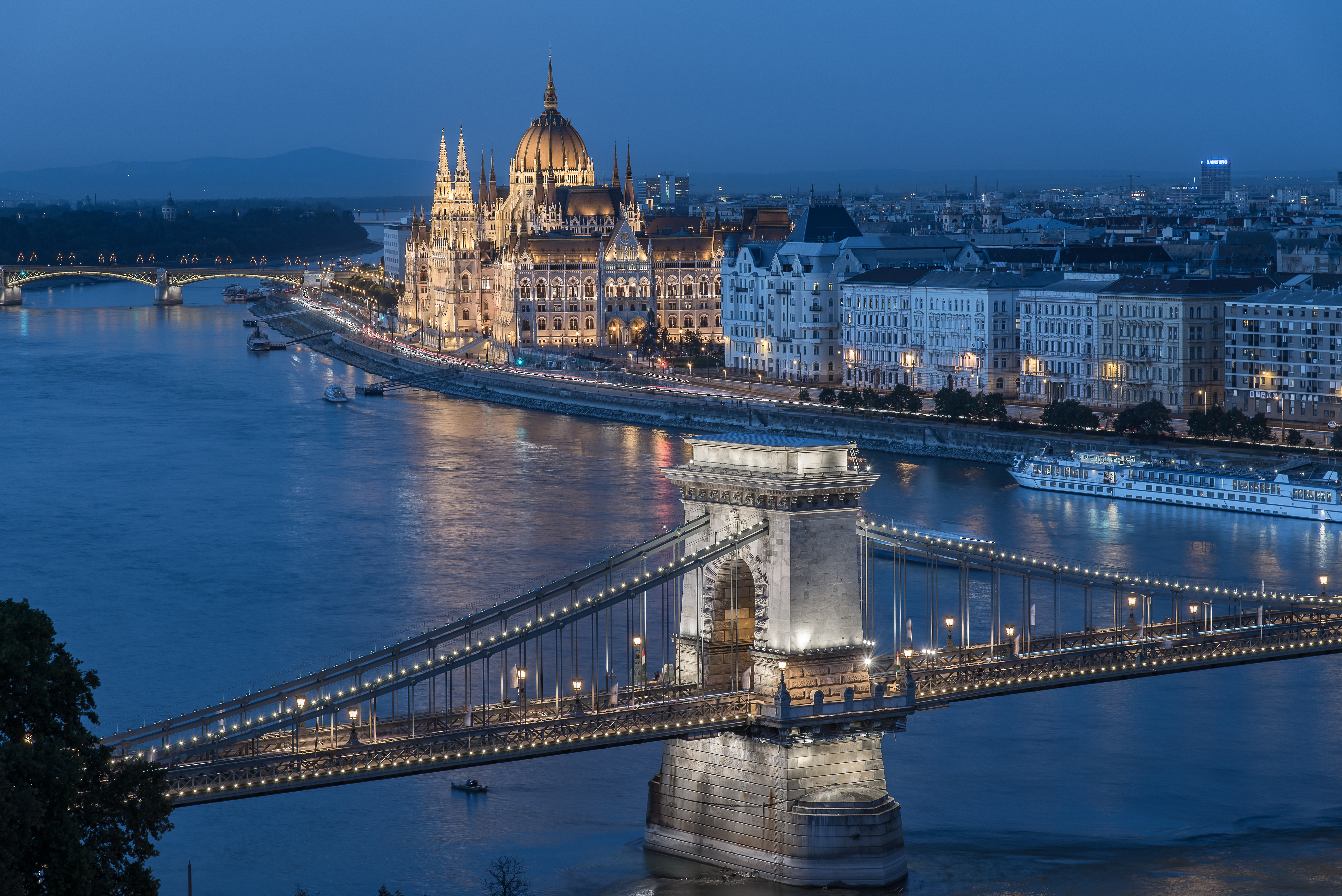 1526991 скачать обои здание, сделано человеком, здание венгерского парламента, мост, будапешт, цепной мост, дунай, венгрия, ночь, река, памятники - заставки и картинки бесплатно