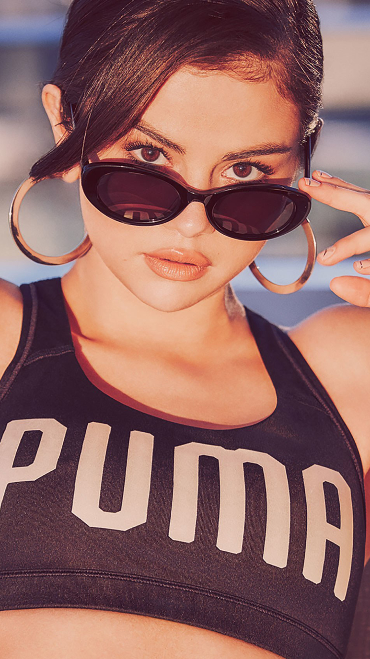 Handy-Wallpaper Musik, Selena Gomez, Sänger, Brünette, Sonnenbrille, Braune Augen, Darstellerin, Puma (Marke) kostenlos herunterladen.