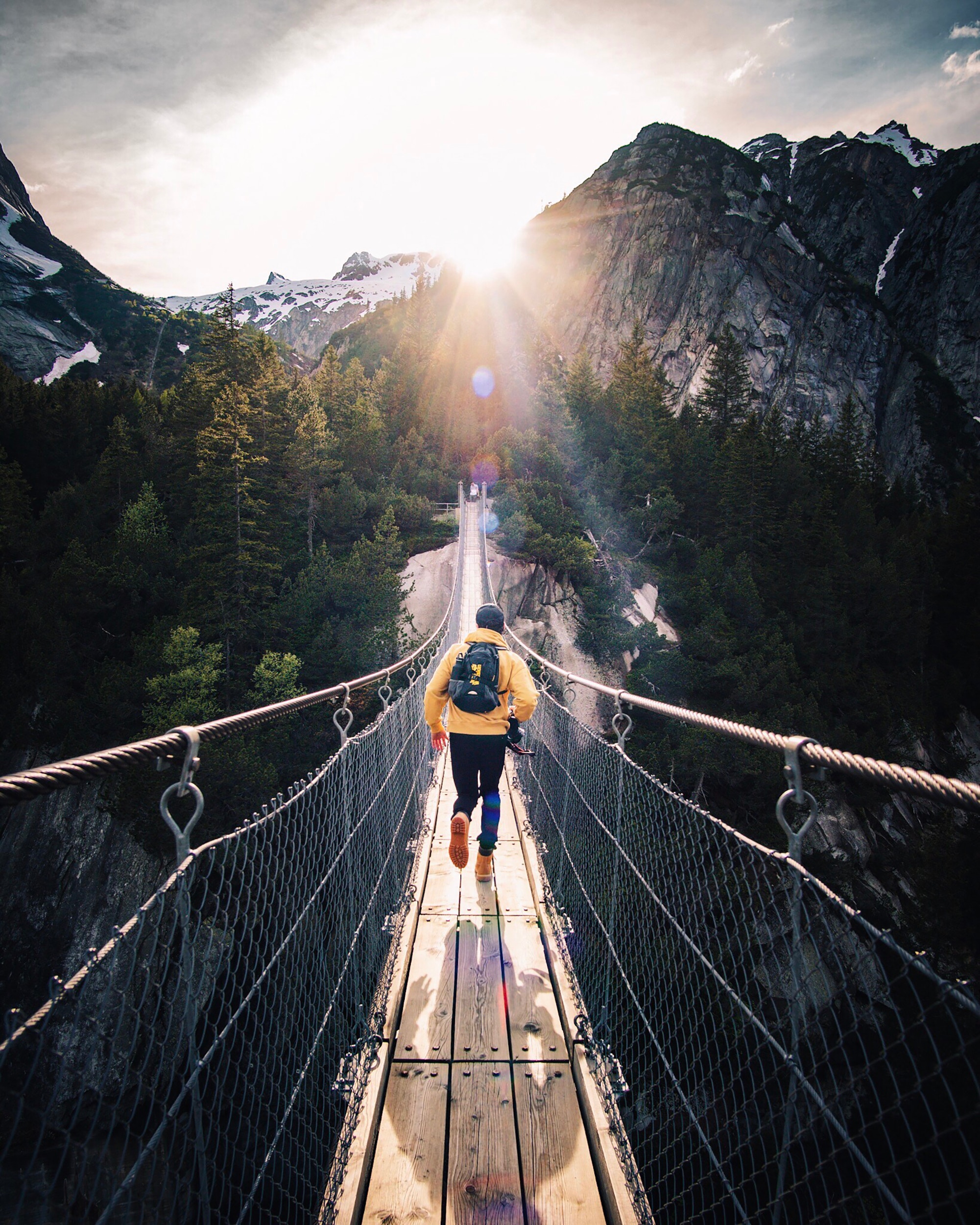 Скачать обои бесплатно Солнечный Свет, Мост, Горы, Человек, Природа, Швейцария картинка на рабочий стол ПК