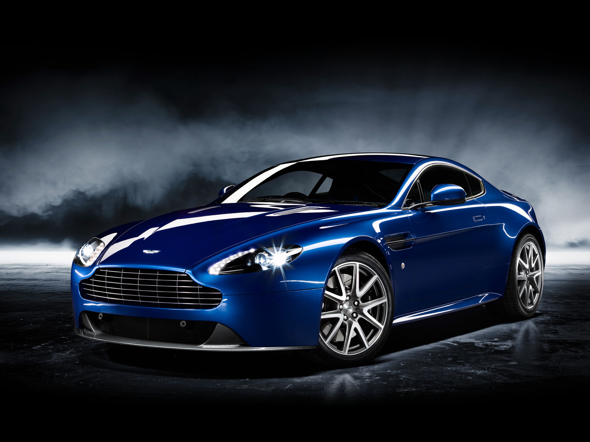 Die besten Aston Martin V8 Vantage S-Hintergründe für den Telefonbildschirm