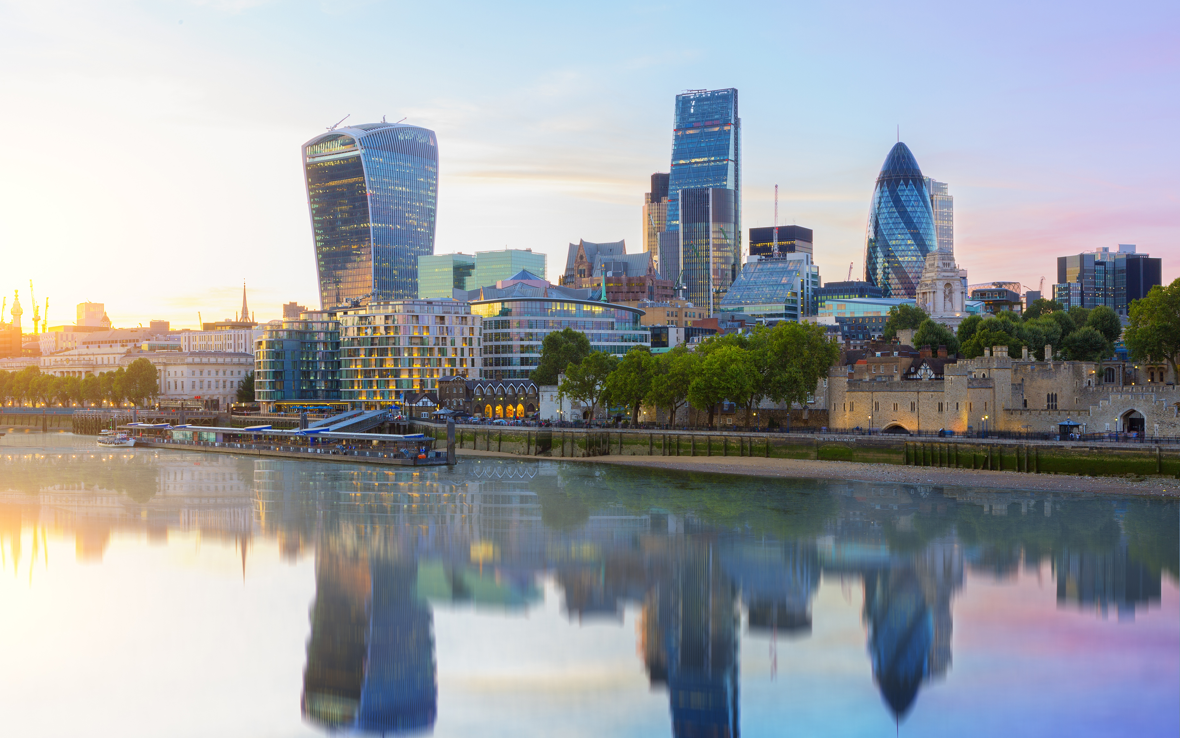 Descarga gratis la imagen Ciudades, Londres, Ciudad, Inglaterra, Hecho Por El Hombre, Reflejo en el escritorio de tu PC