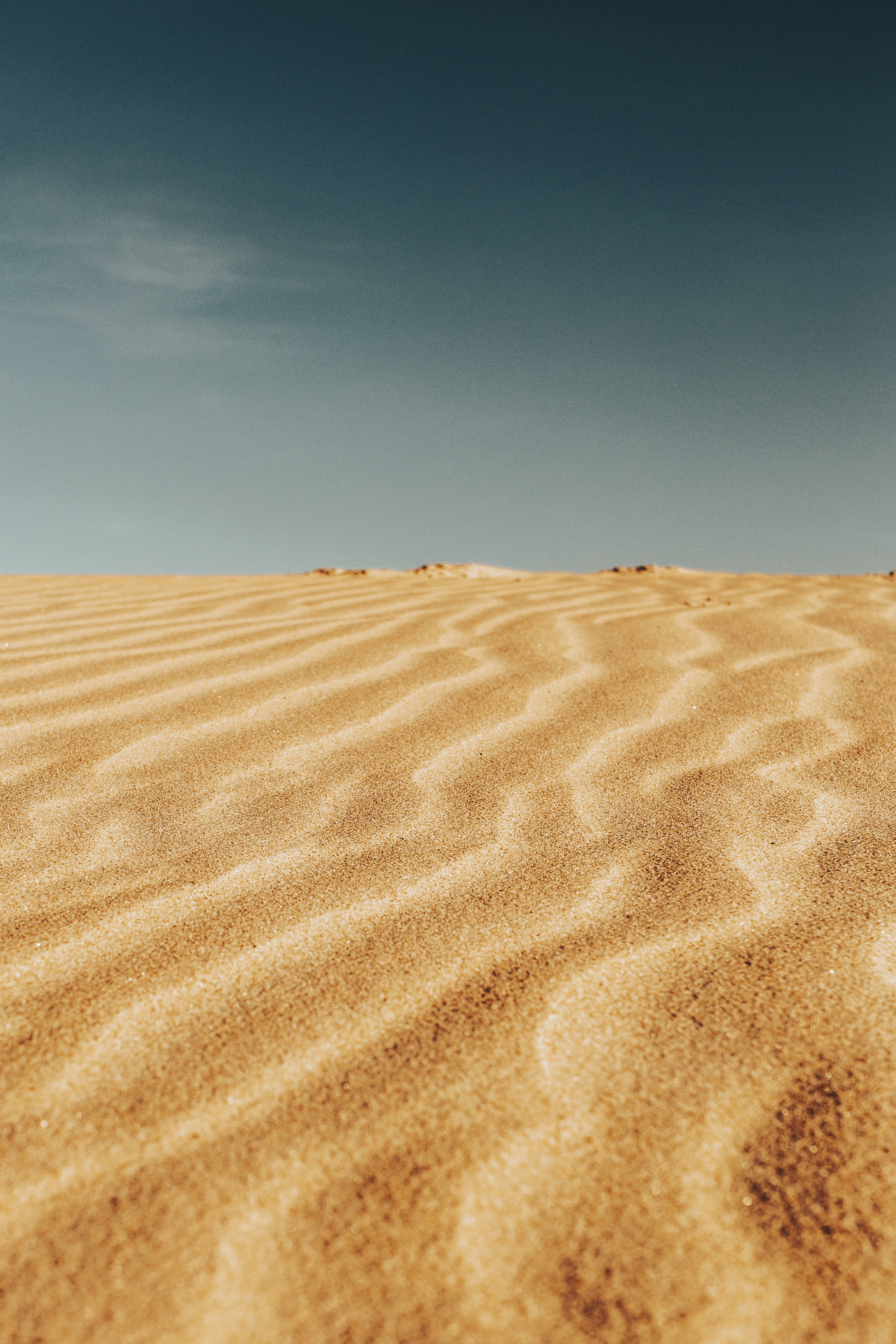 Скачать картинку Песок, Горизонт, Небо, Пустыня, Природа в телефон бесплатно.