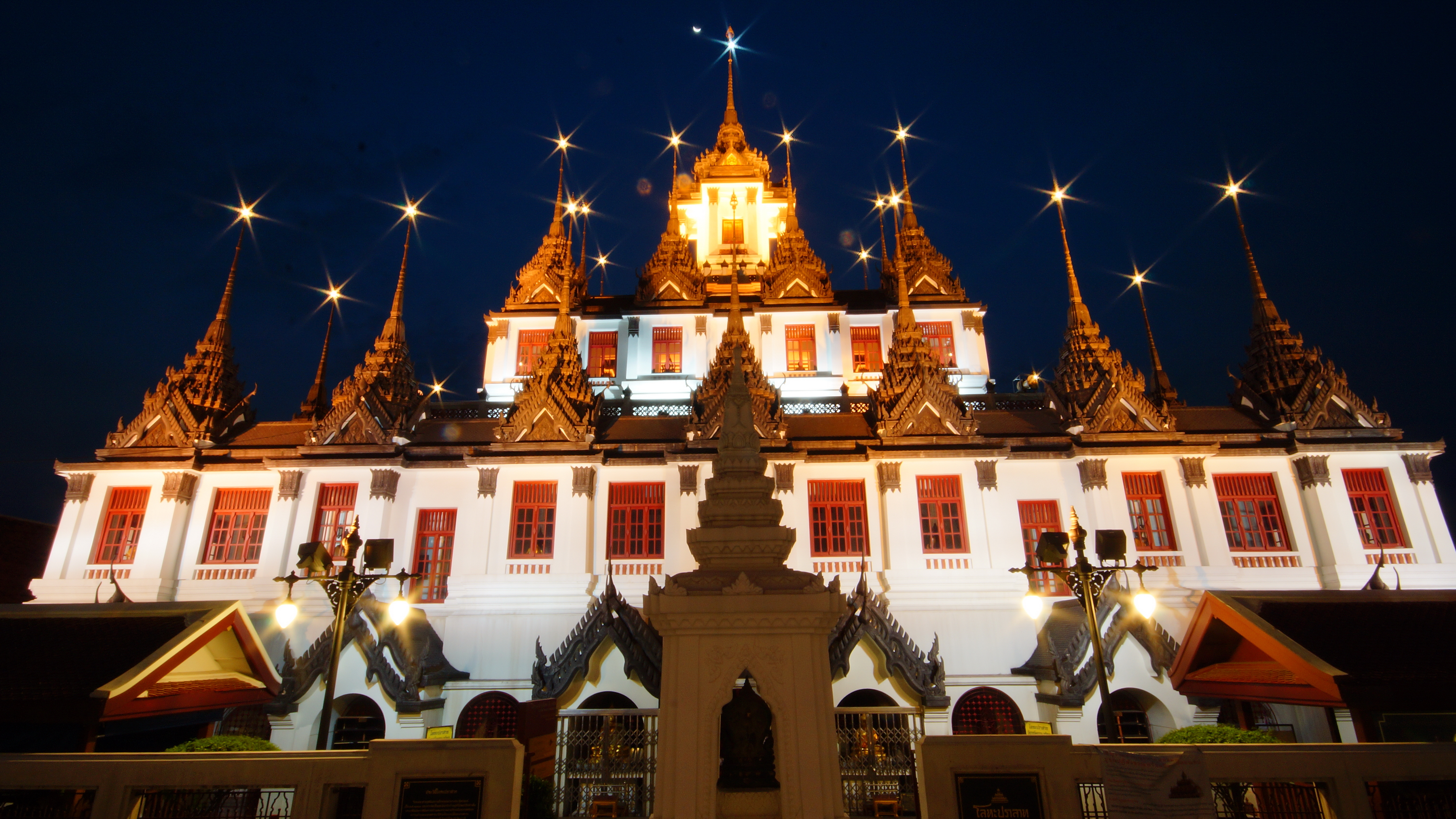 Die besten Wat Ratchanaddaram-Hintergründe für den Telefonbildschirm