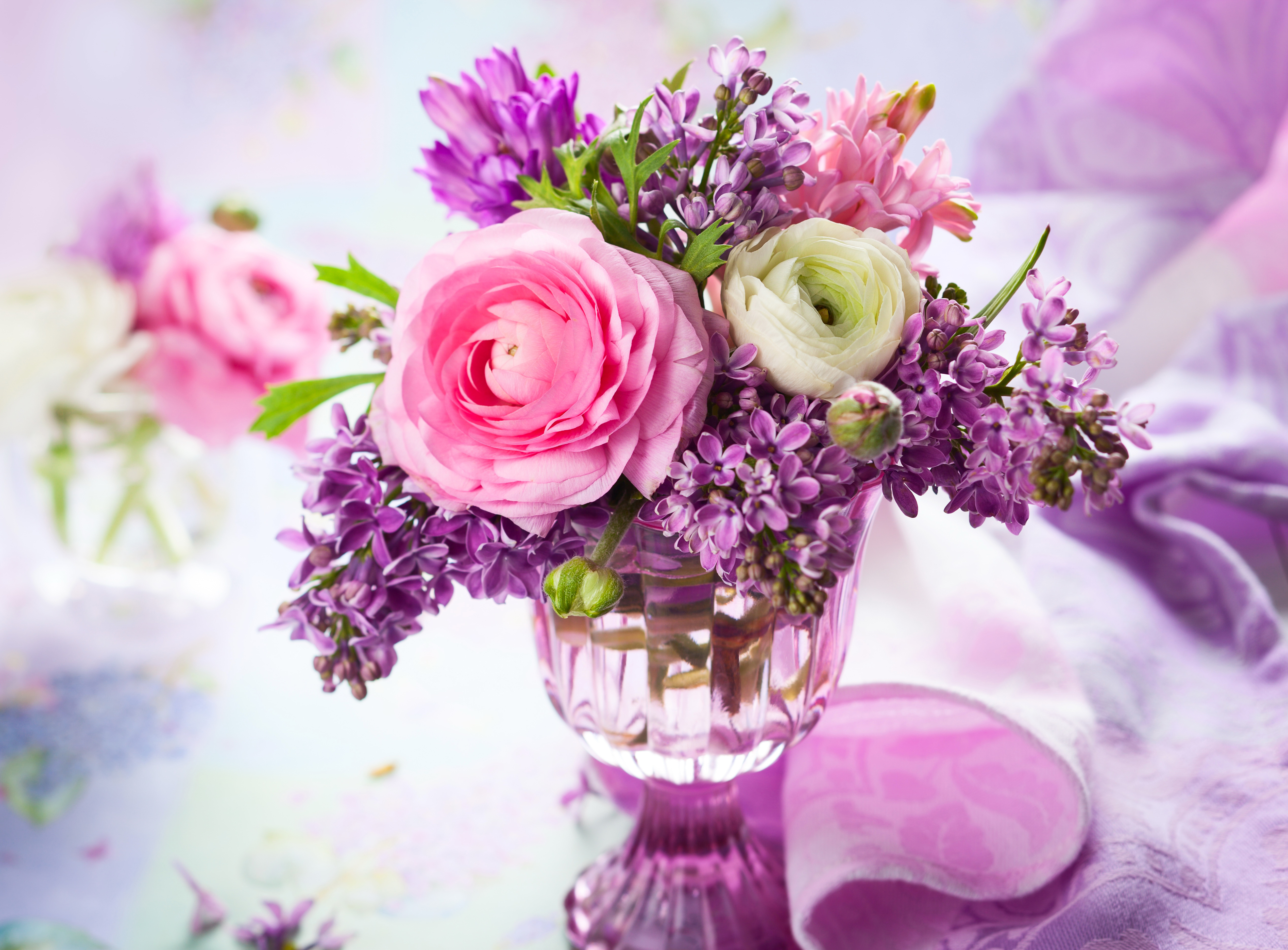 797955 скачать обои сирень, ваза, фиолетовый цветок, сделано человеком, цветок, цвета, розовый цветок, ранункула, натюрморт - заставки и картинки бесплатно