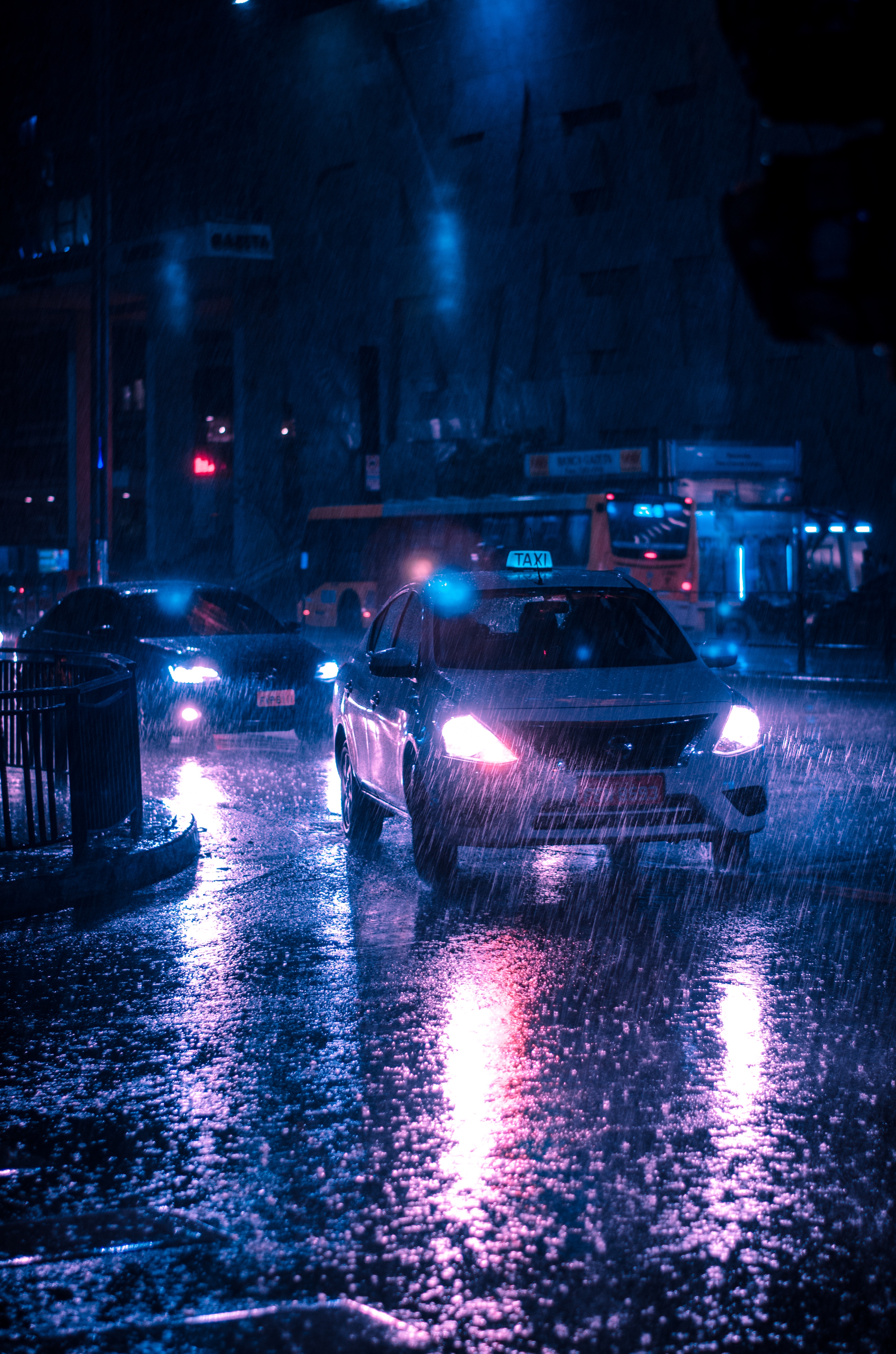 Скачать картинку Такси, Тачки (Cars), Улица, Автомобиль, Ночной Город, Дождь в телефон бесплатно.