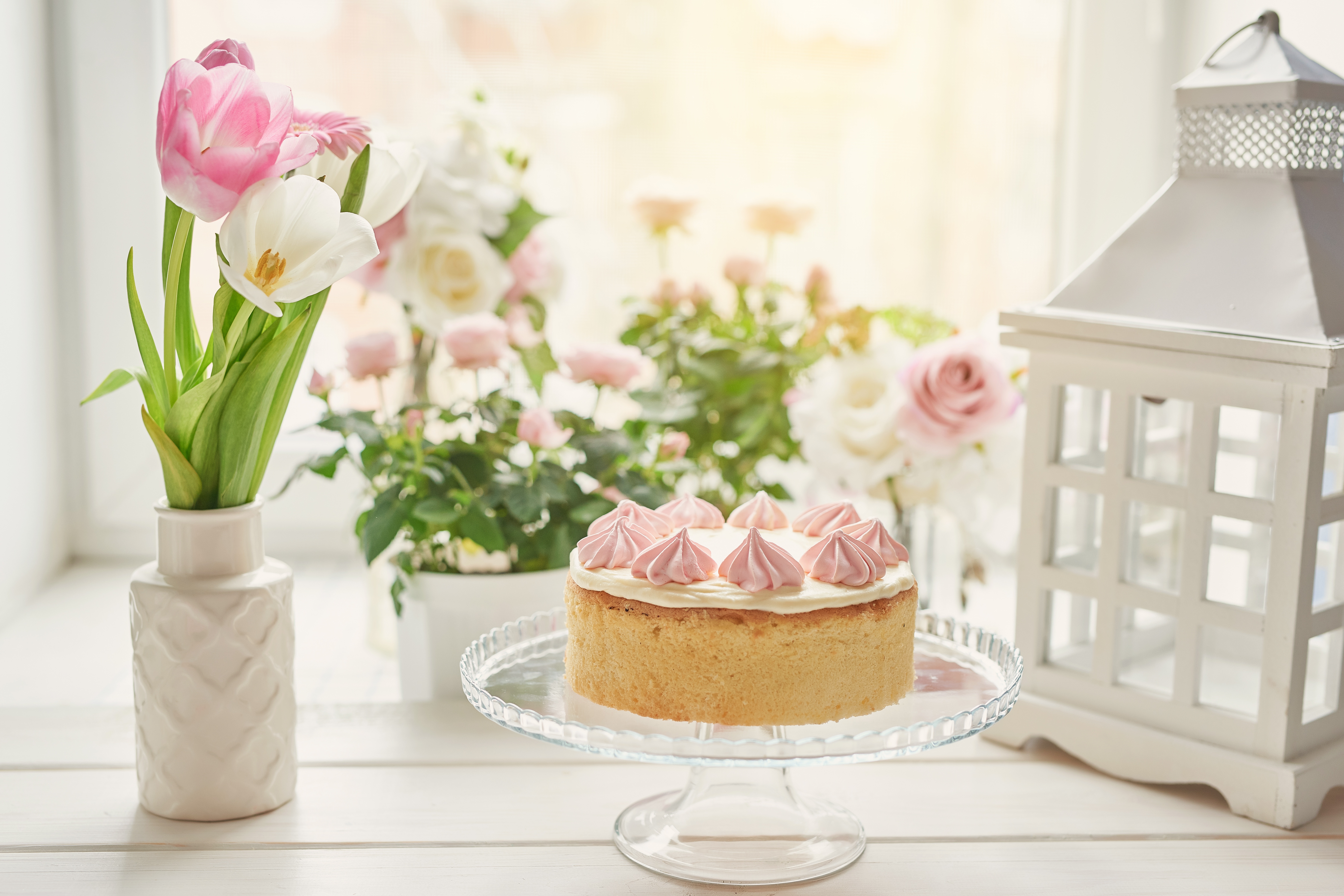 Handy-Wallpaper Dessert, Blume, Kuchen, Vase, Tulpe, Nahrungsmittel, Stillleben kostenlos herunterladen.