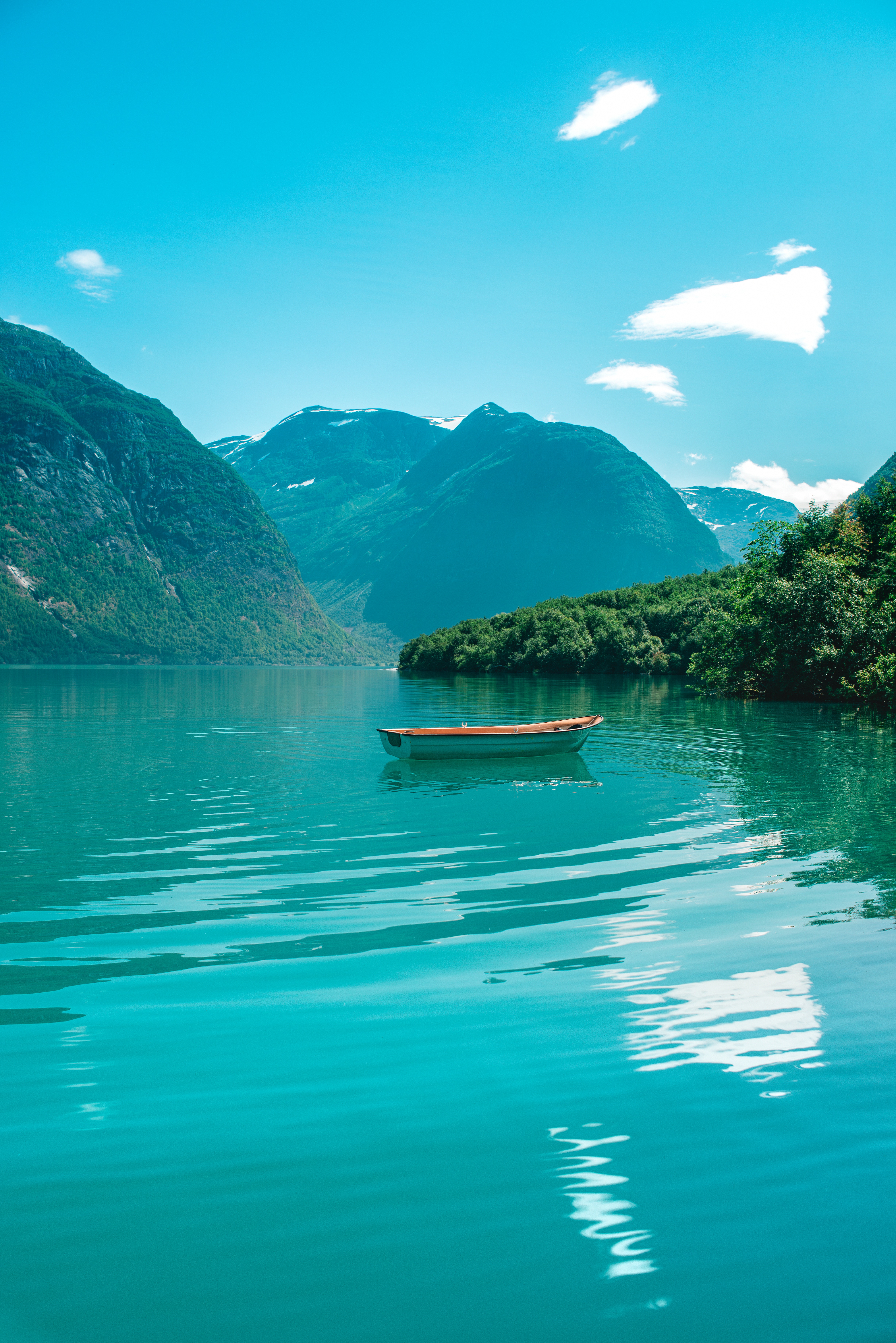 136417 baixar papel de parede natureza, lago, montanhas, horizonte, água, um barco, barco - protetores de tela e imagens gratuitamente