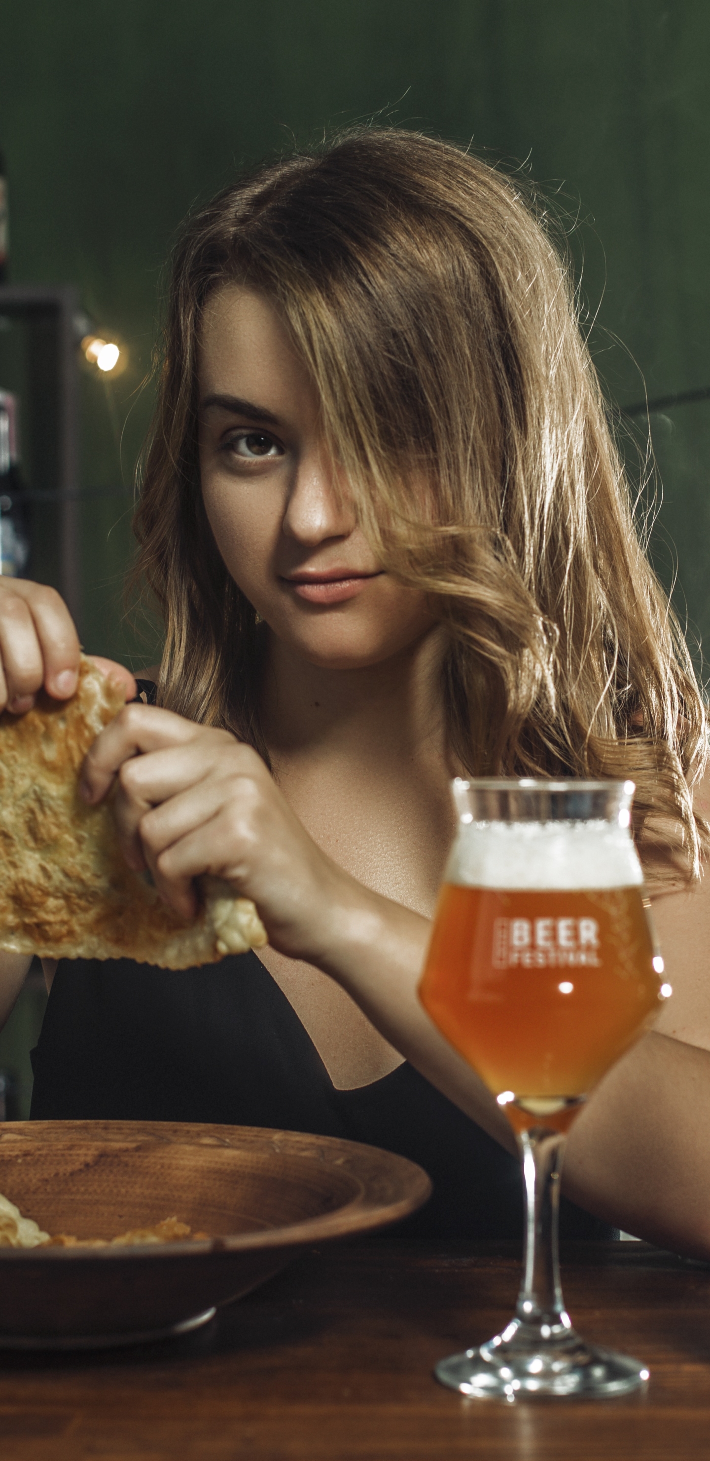 Descarga gratuita de fondo de pantalla para móvil de Cerveza, Rubio, Modelo, Mujeres, Rubia.