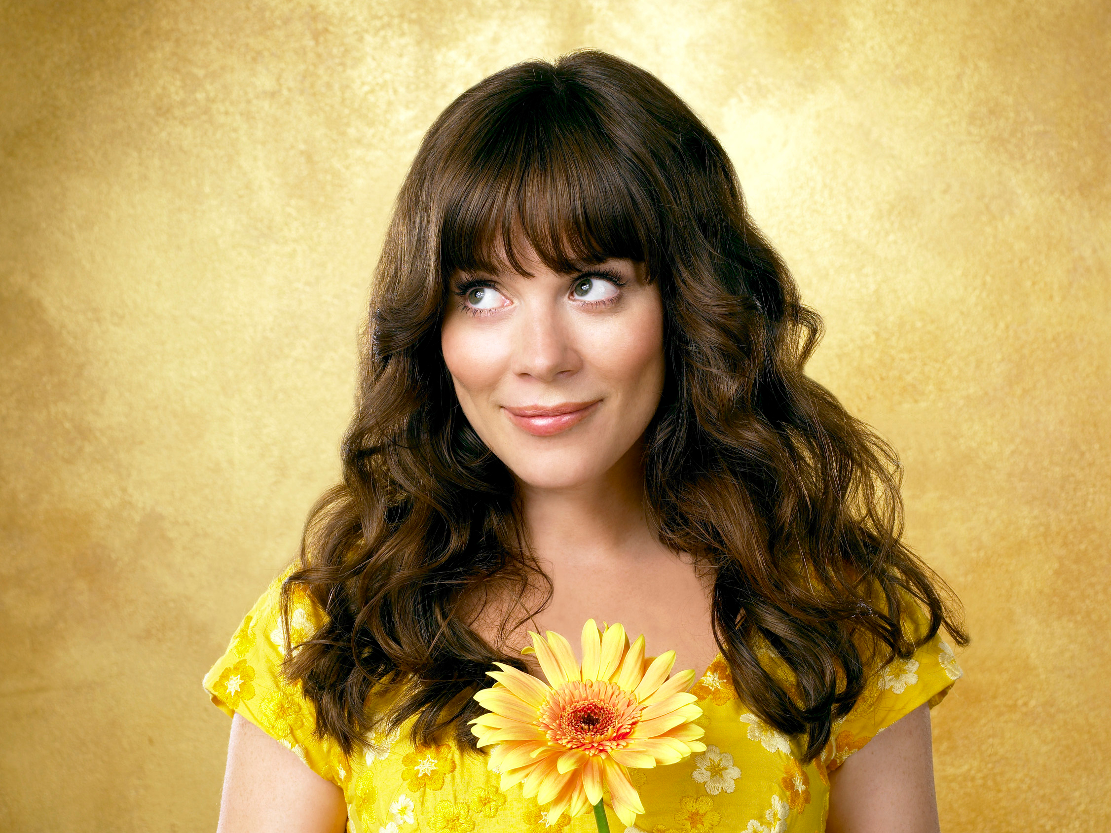 Download mobile wallpaper Brunette, Yellow Flower, Celebrity, Long Hair, Actress, Anna Friel for free.