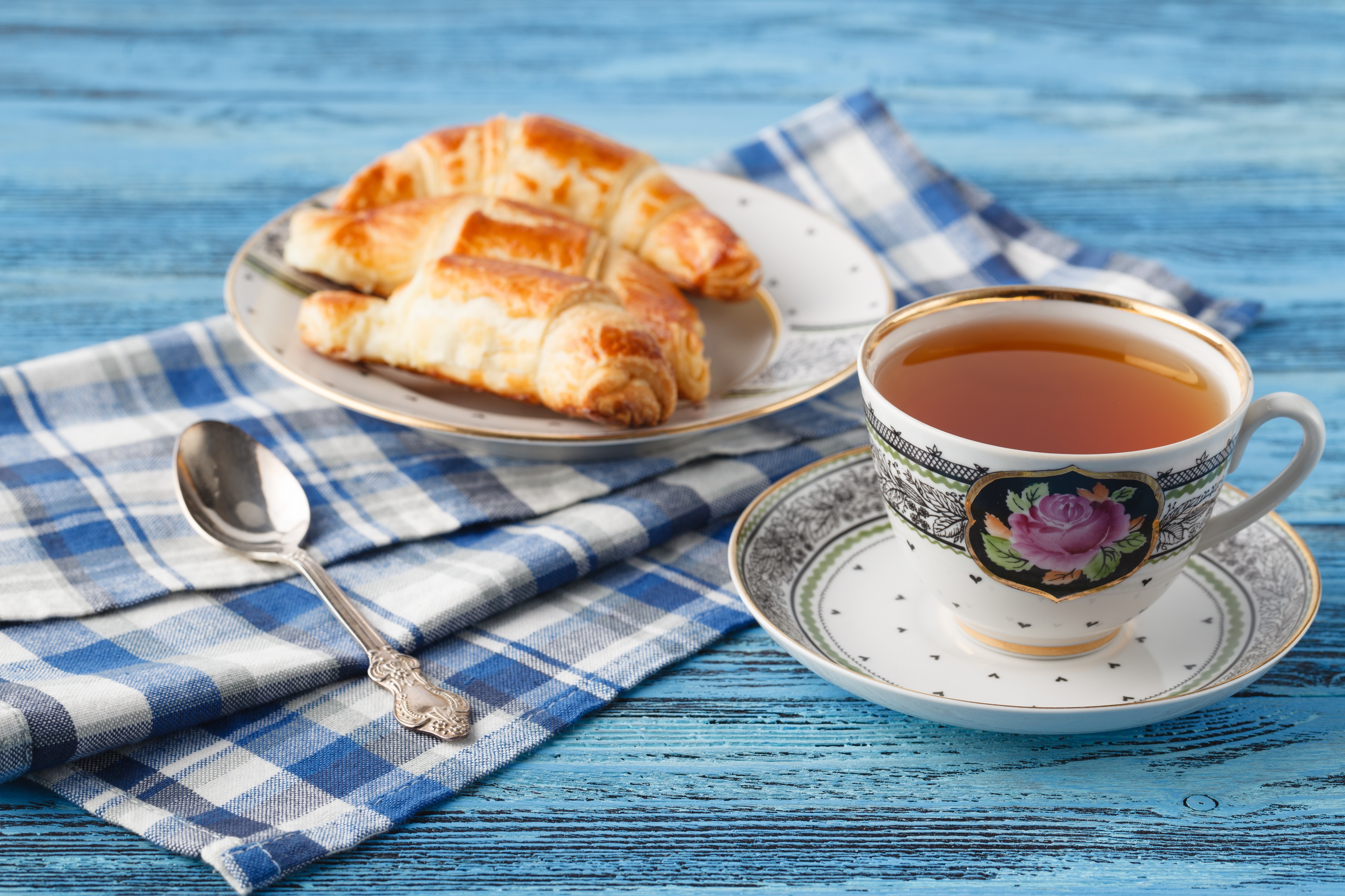 Laden Sie das Tasse, Tee, Croissant, Nahrungsmittel, Stillleben, Getränk, Wiener-Bild kostenlos auf Ihren PC-Desktop herunter
