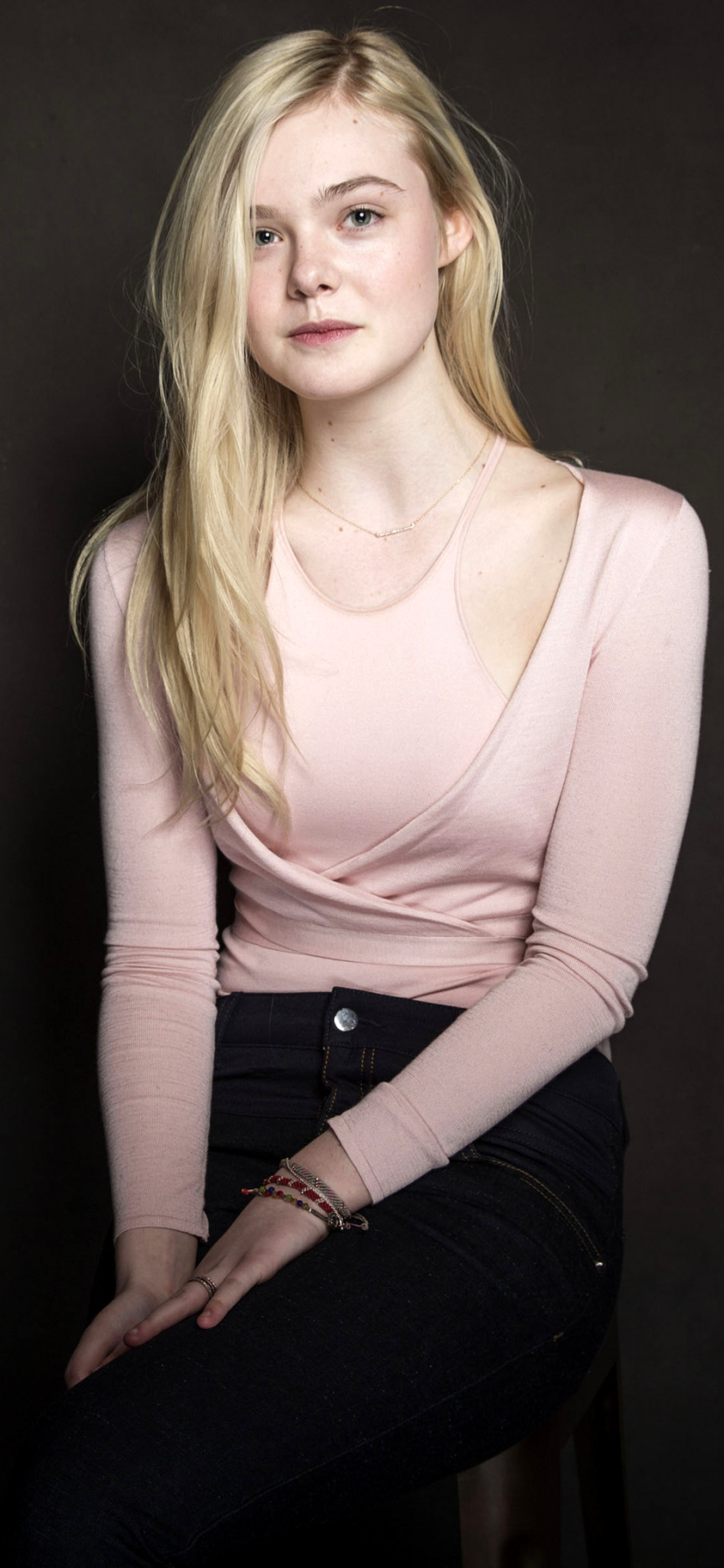 Descarga gratuita de fondo de pantalla para móvil de Celebridades, Elle Fanning.