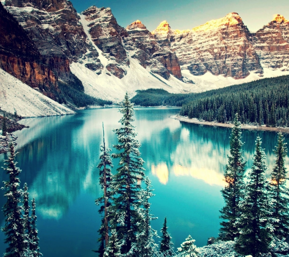 Скачать картинку Озера, Гора, Озеро, Отражение, Канада, Лес, Земля/природа, Озеро Морейн в телефон бесплатно.