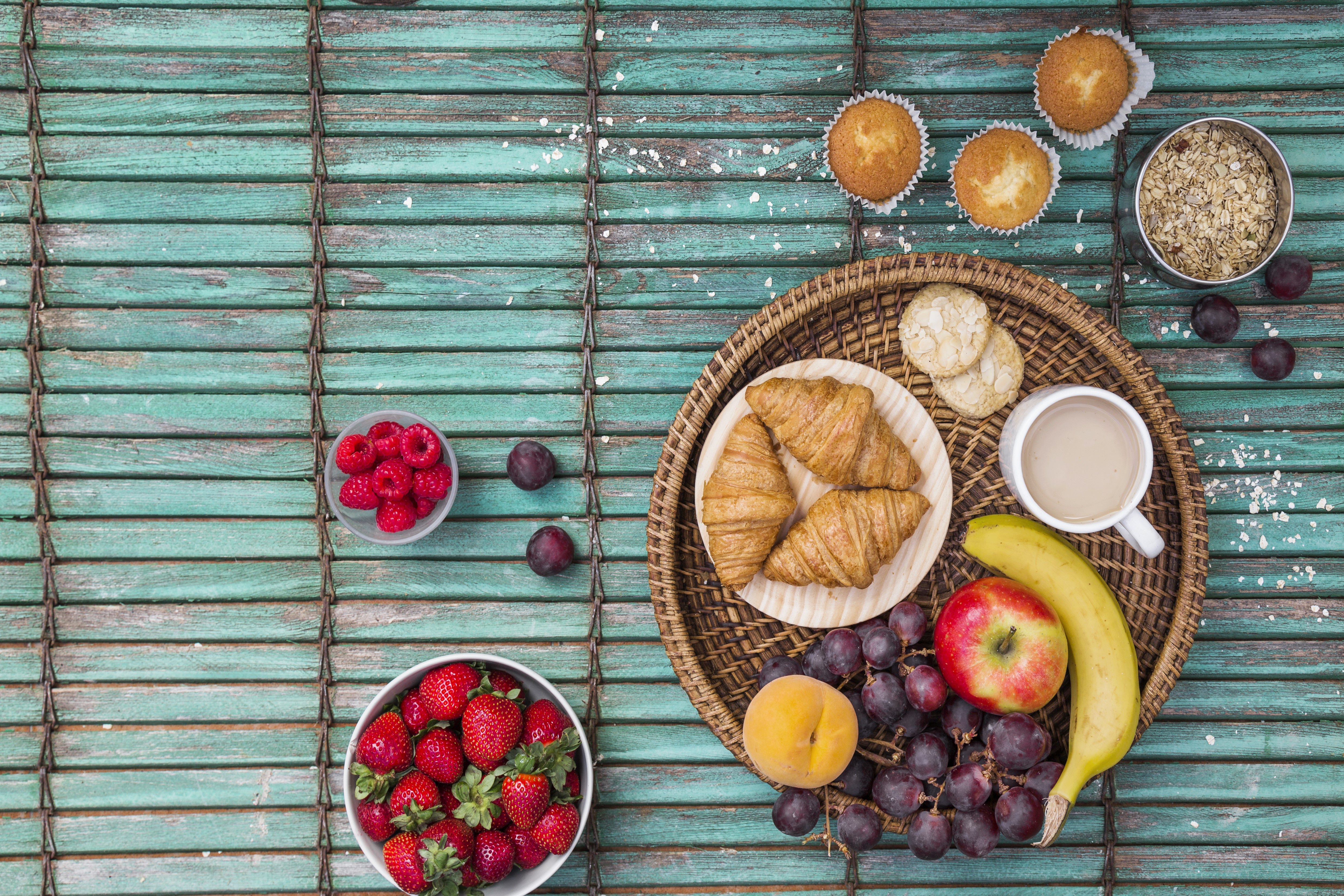 Laden Sie das Frucht, Croissant, Nahrungsmittel, Stillleben, Frühstuck-Bild kostenlos auf Ihren PC-Desktop herunter