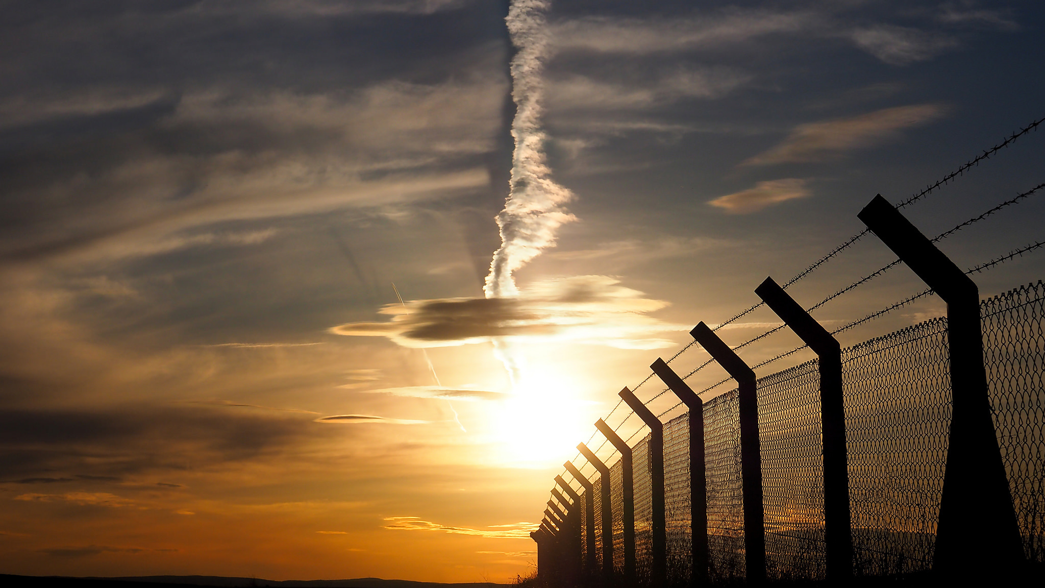 Descarga gratis la imagen Cielo, Nube, Cerca, Atardecer, Hecho Por El Hombre en el escritorio de tu PC