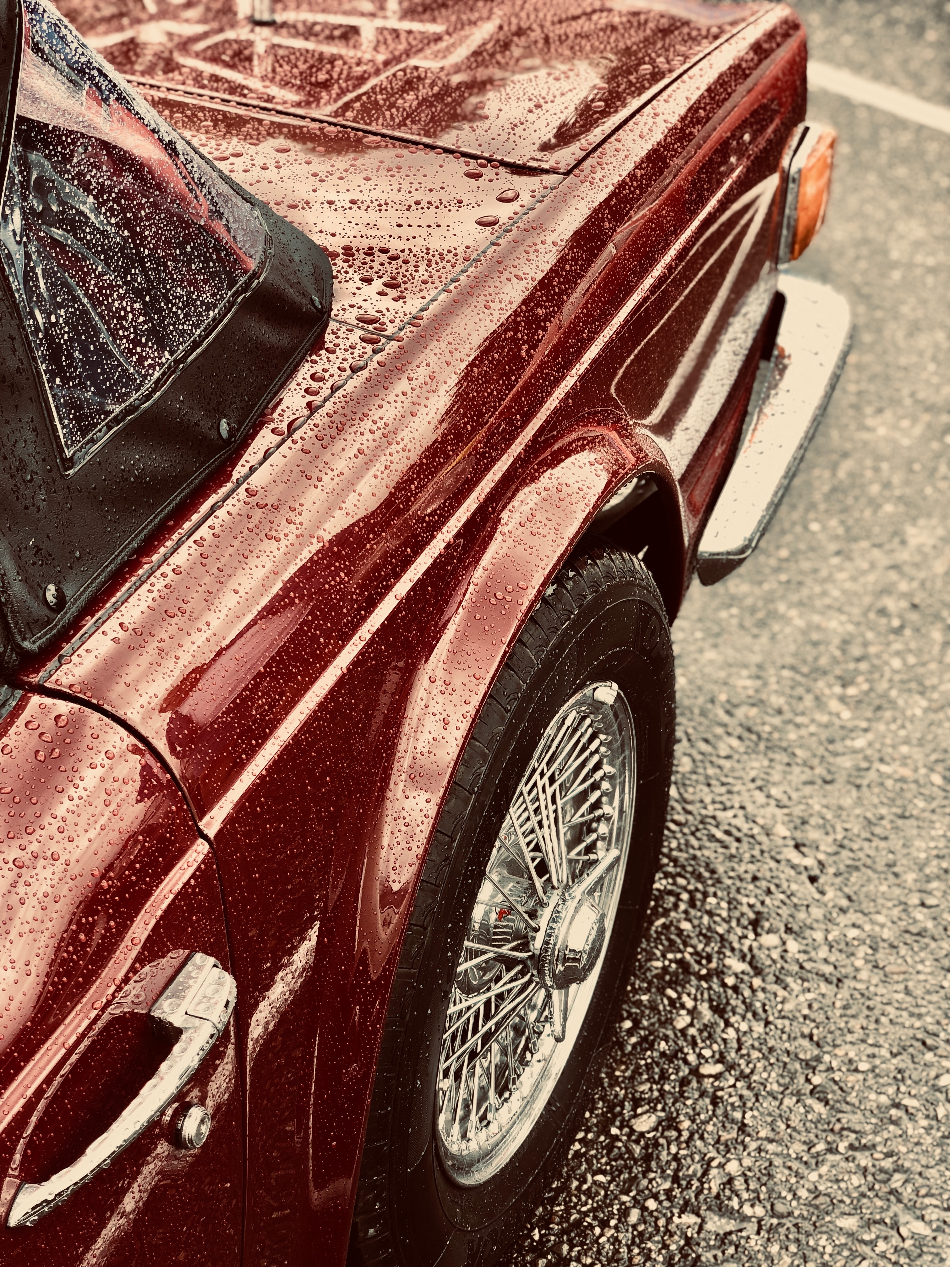 98155 baixar papel de parede carros, vermelho, molhado, um carro, máquina, roda, cromo - protetores de tela e imagens gratuitamente